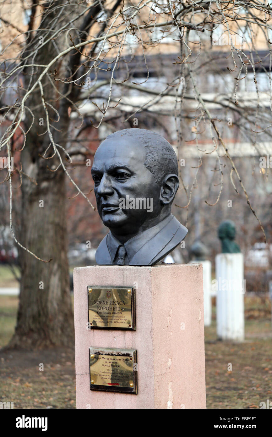 Buste de buste d'un homme dans le parc est photographié près-upa l'homme dans le parc est photographié close-up Banque D'Images