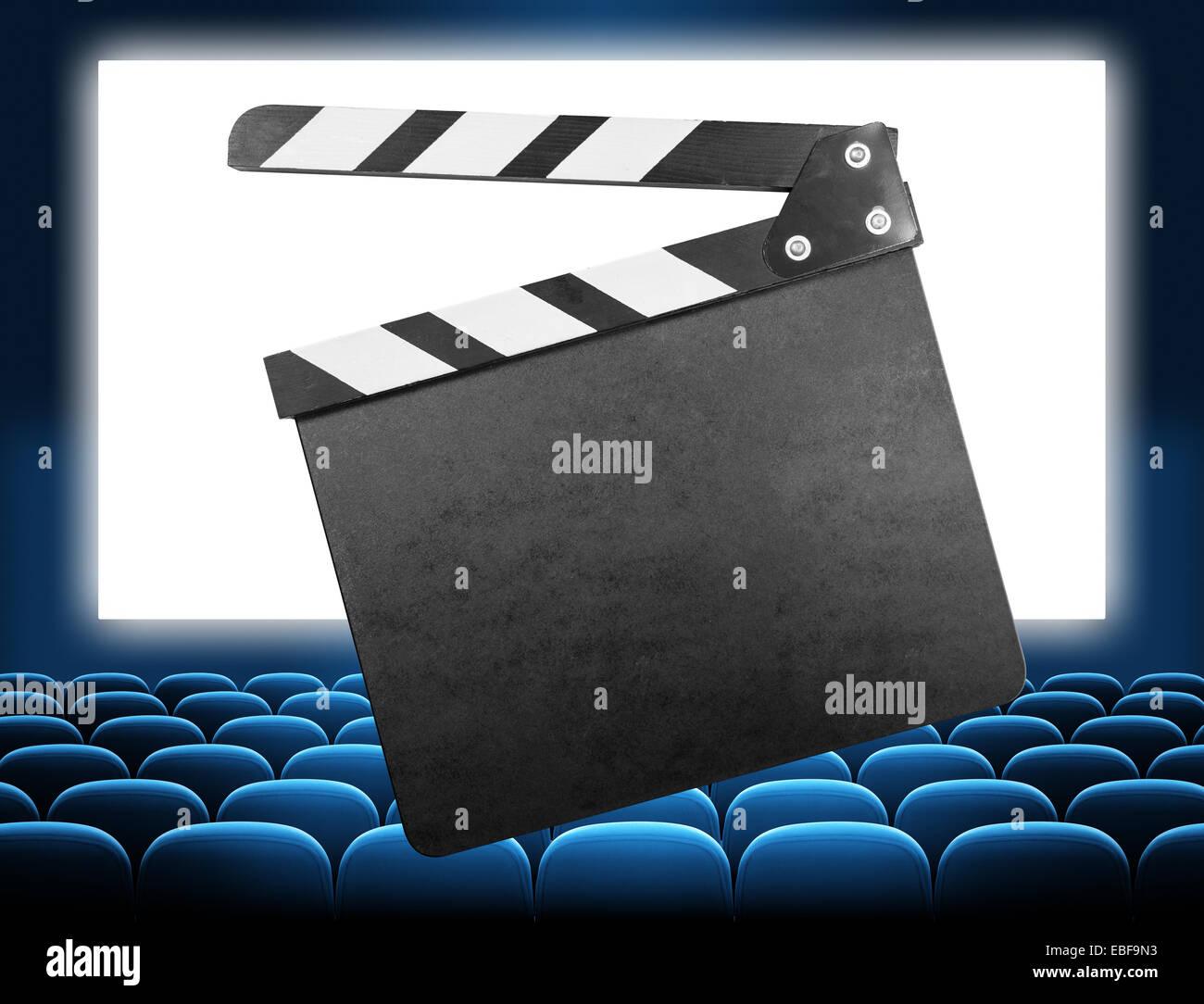 Cinema clapper board sur l'écran de cinéma public bleu Banque D'Images