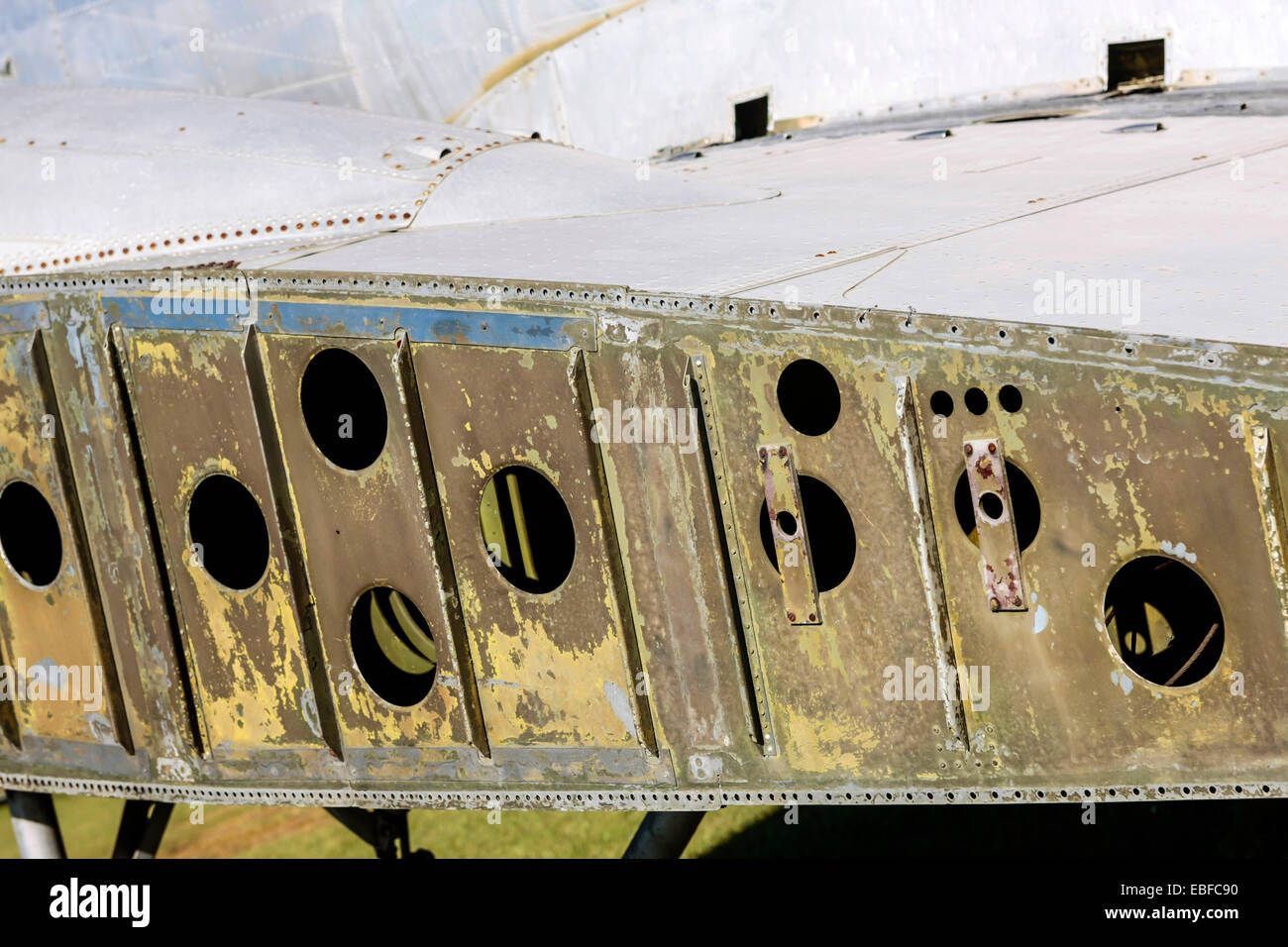 Pas d'ailes d'un Douglas DC-3 à un junkyard aviation en Floride Banque D'Images