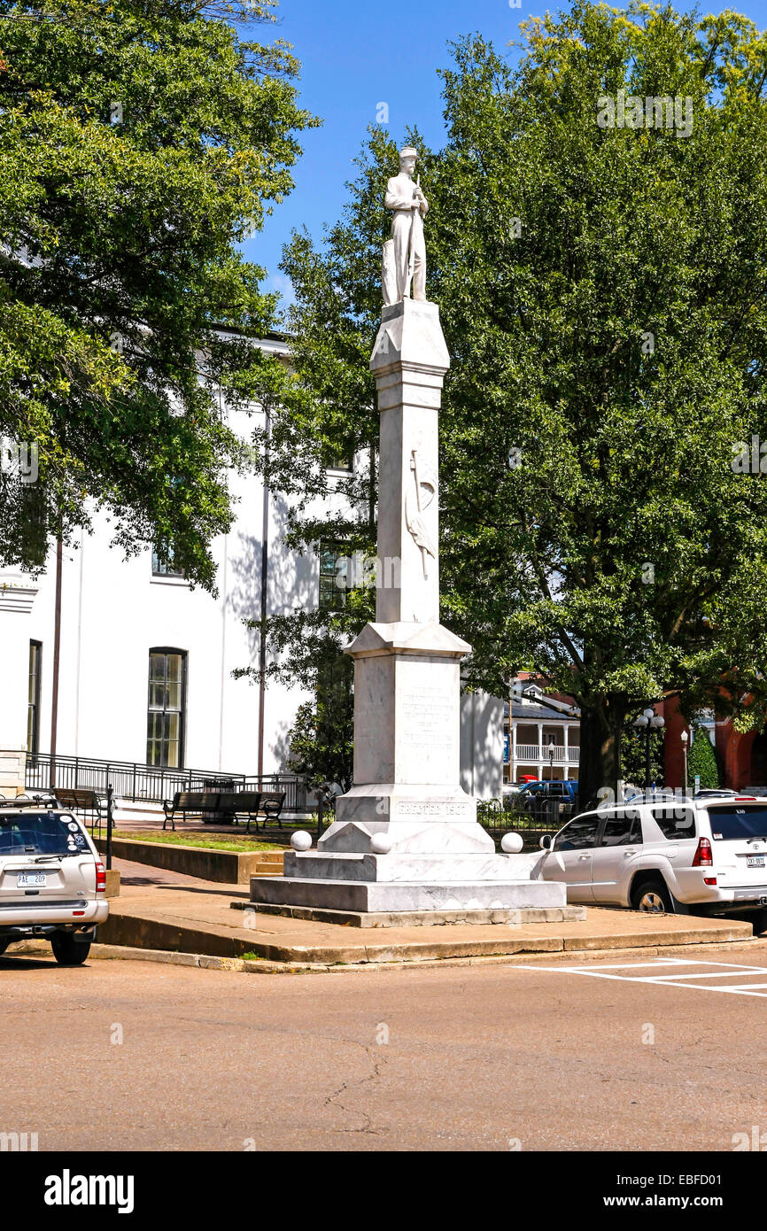 La Confederate Memorial de la guerre civile en dehors du palais de justice d'Oxford Mississippi Banque D'Images