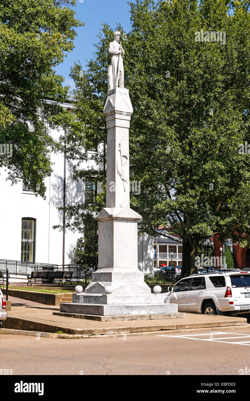 La Confederate Memorial de la guerre civile en dehors du palais de justice d'Oxford Mississippi Banque D'Images