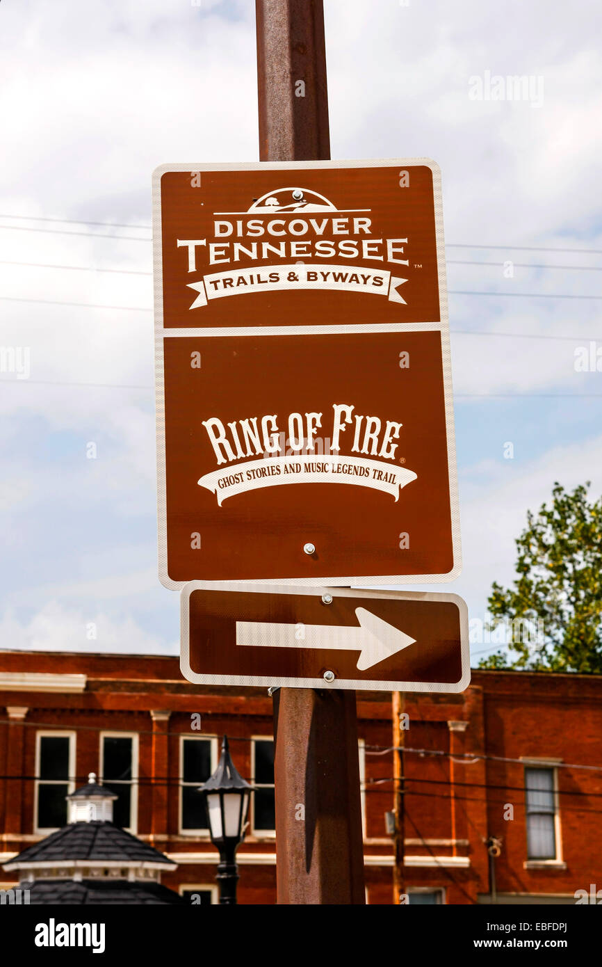 Brown et Blanc Découvrez Tennessee Trails et Carrefours signpost Banque D'Images