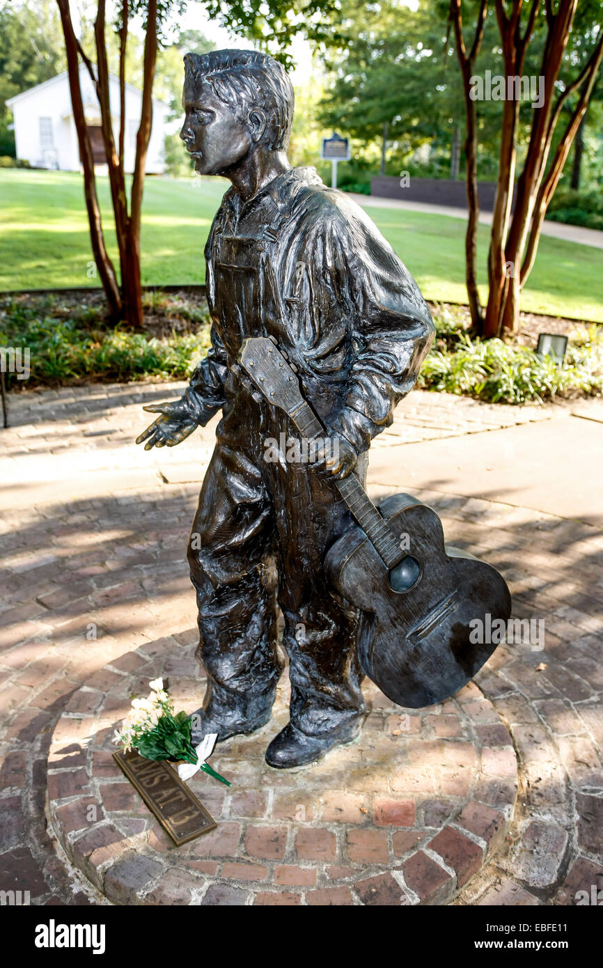 Statue d'Elvis comme un jeune garçon dédié à ses fans situé dans les motifs de sa maison natale musée dans MS Tupelo Banque D'Images