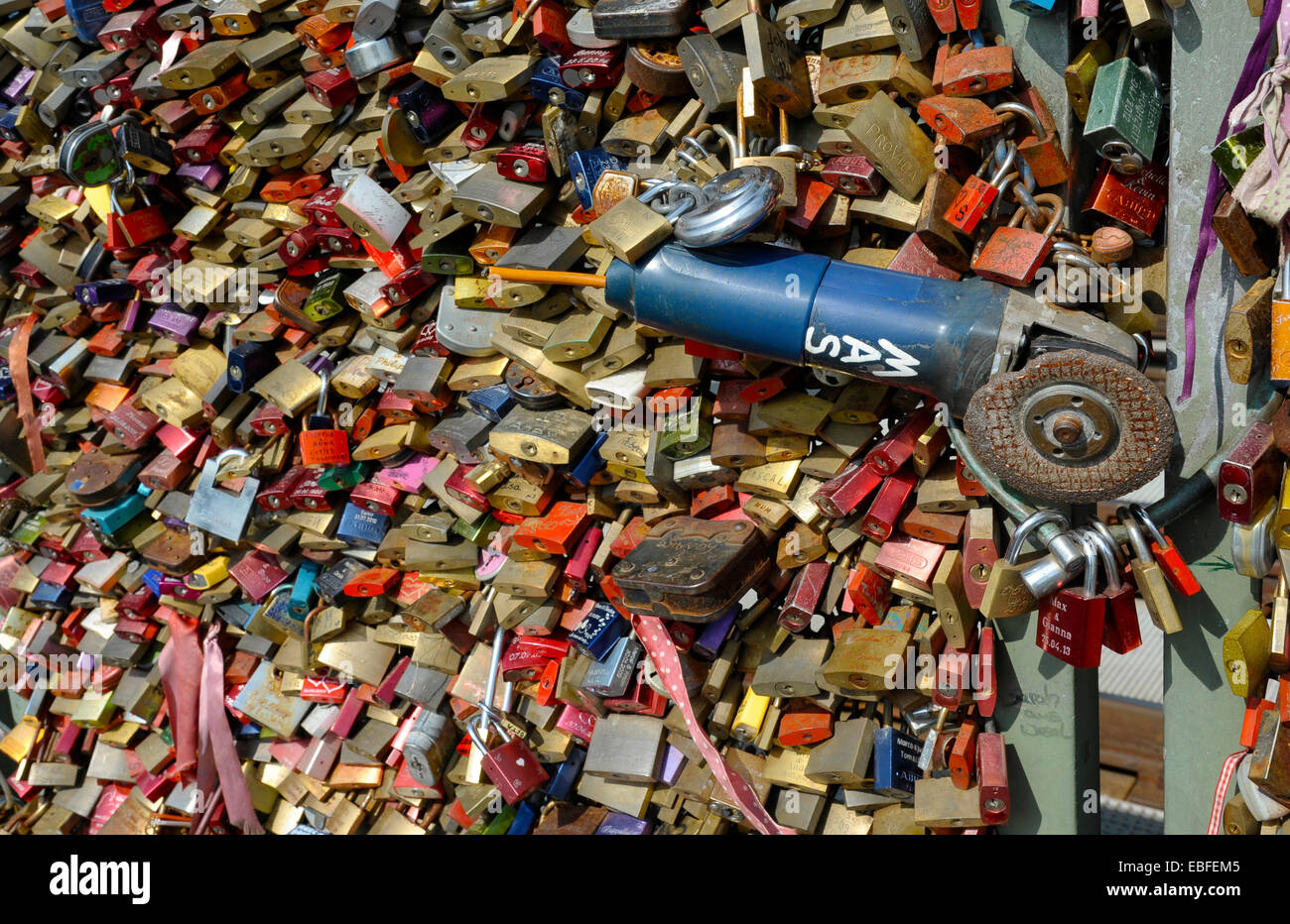 Meuleuse d'angle et d'amour se bloque sur la rambarde du pont Hohenzollern à Cologne, NRW, Allemagne Banque D'Images
