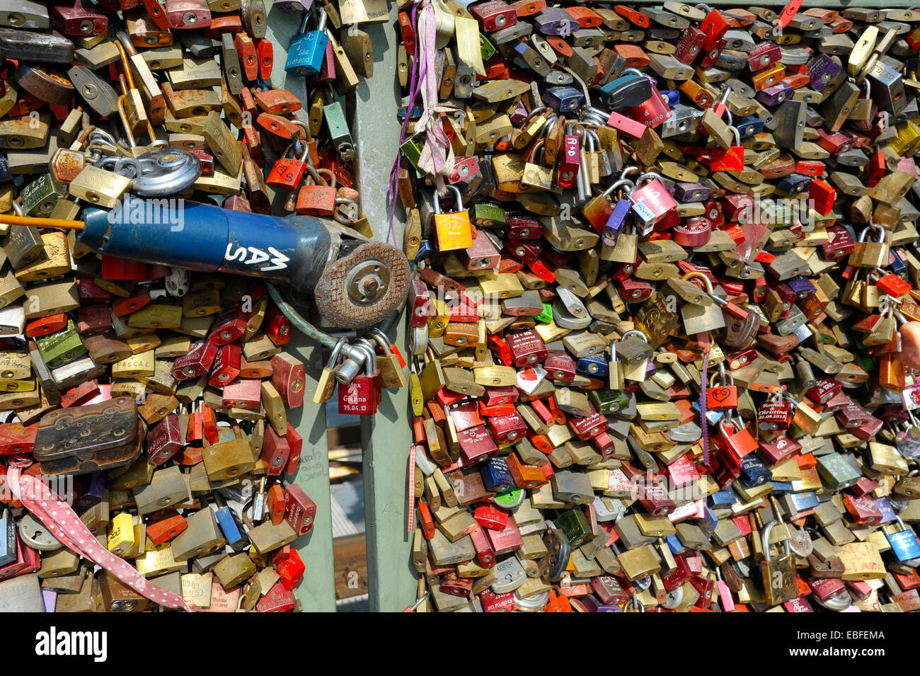 Meuleuse d'angle et d'amour se bloque sur la rambarde du pont Hohenzollern à Cologne, NRW, Allemagne Banque D'Images
