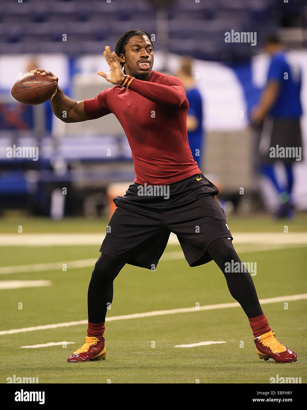 Indianapolis, IN, USA. 30Th Nov, 2014. Redskins de Washington quarterback Robert Griffin III se réchauffe avant le début de la NFL match entre les Redskins de Washington et les Indianapolis Colts à Lucas Oil Field à Indianapolis, Indiana. ©2014 Billy Hurst/CSM/Alamy Live News Banque D'Images