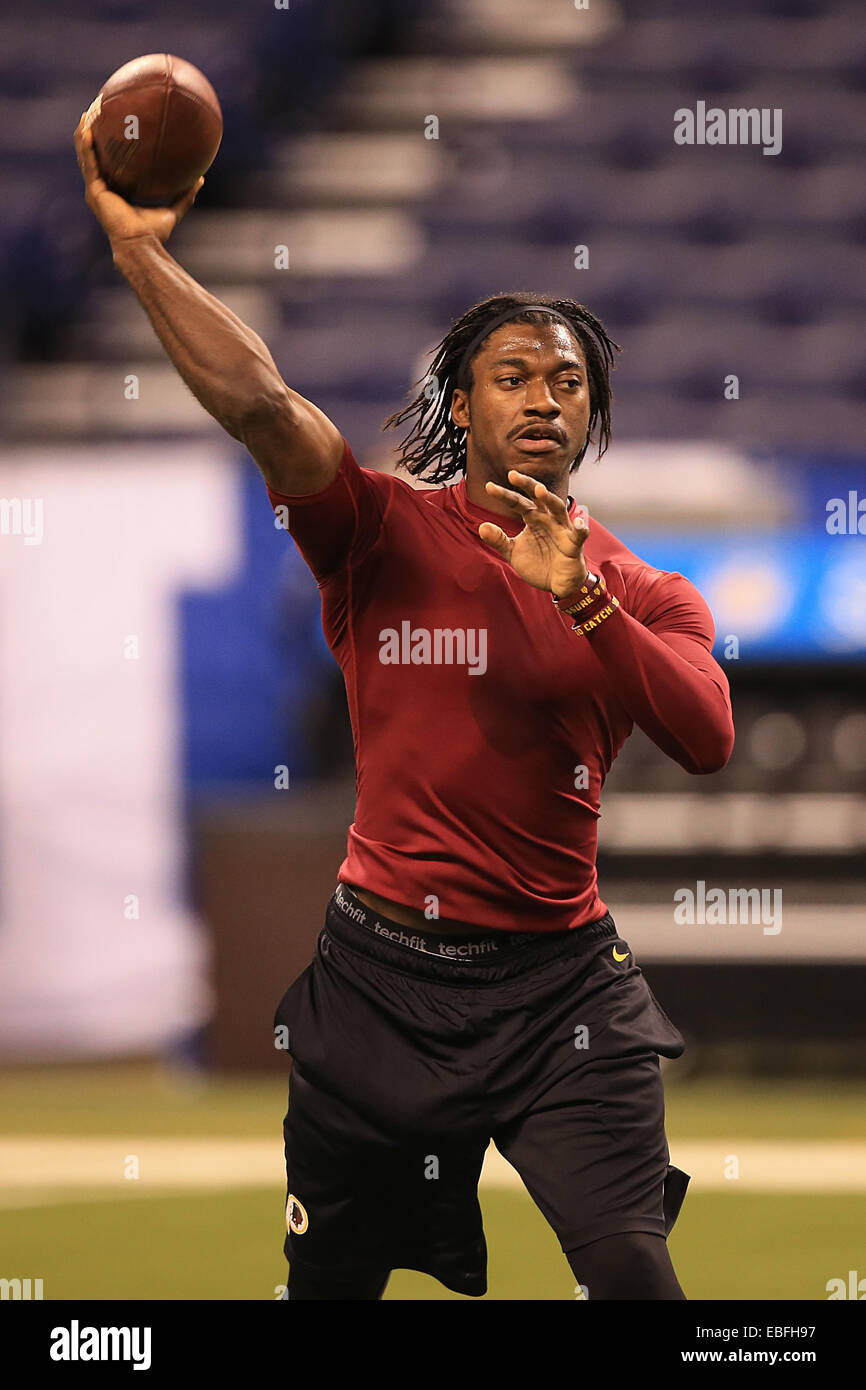 Indianapolis, IN, USA. 30Th Nov, 2014. Redskins de Washington quarterback Robert Griffin III se réchauffe avant le début de la NFL match entre les Redskins de Washington et les Indianapolis Colts à Lucas Oil Field à Indianapolis, Indiana. ©2014 Billy Hurst/CSM/Alamy Live News Banque D'Images