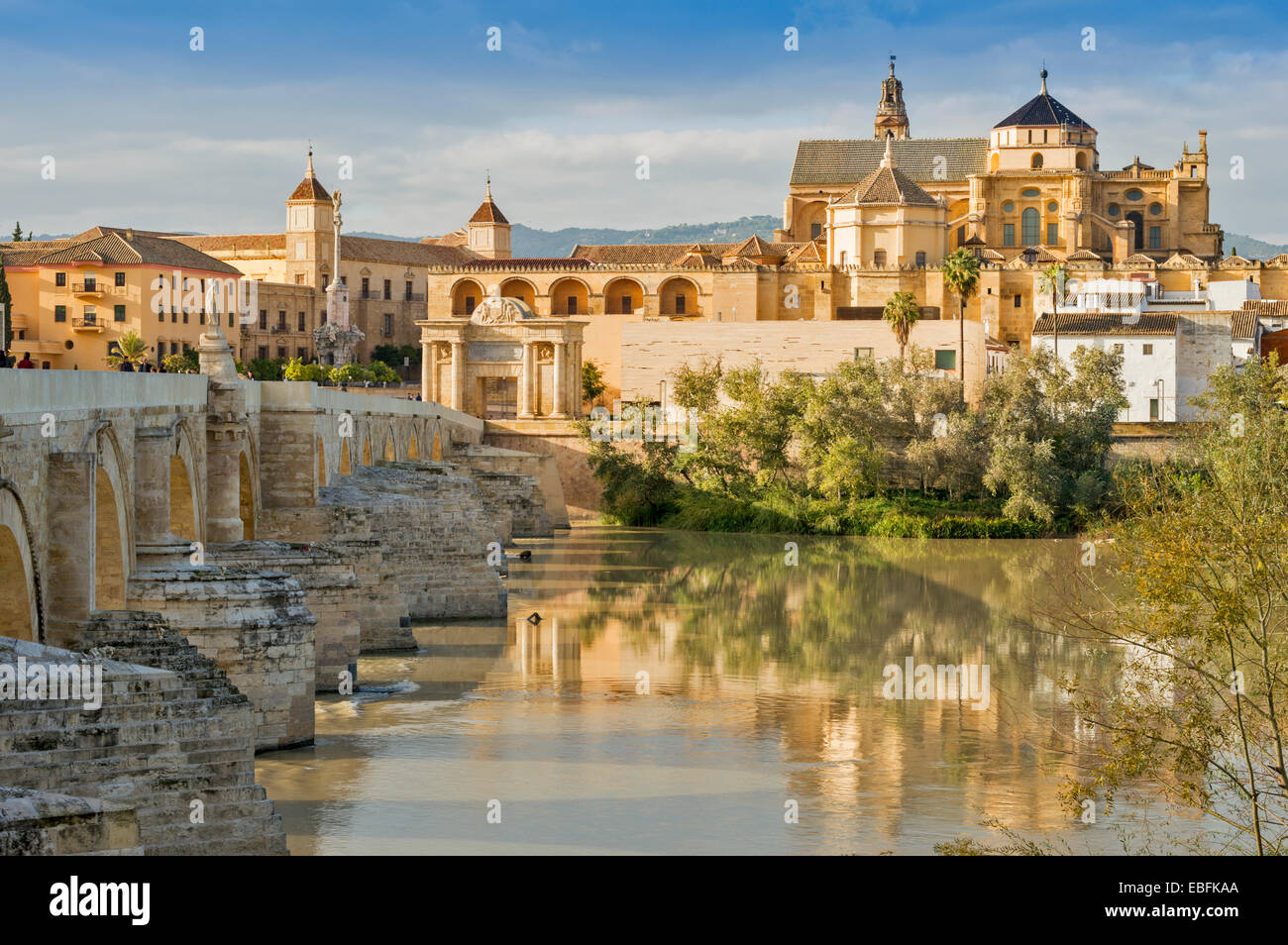 La CATHÉDRALE MEZQUITA MOSQUÉE OU DU PONT ROMAIN ET DE LA CORDOUE ESPAGNE REFLÈTE DANS LA RIVIÈRE GUADALQUIVIR Banque D'Images