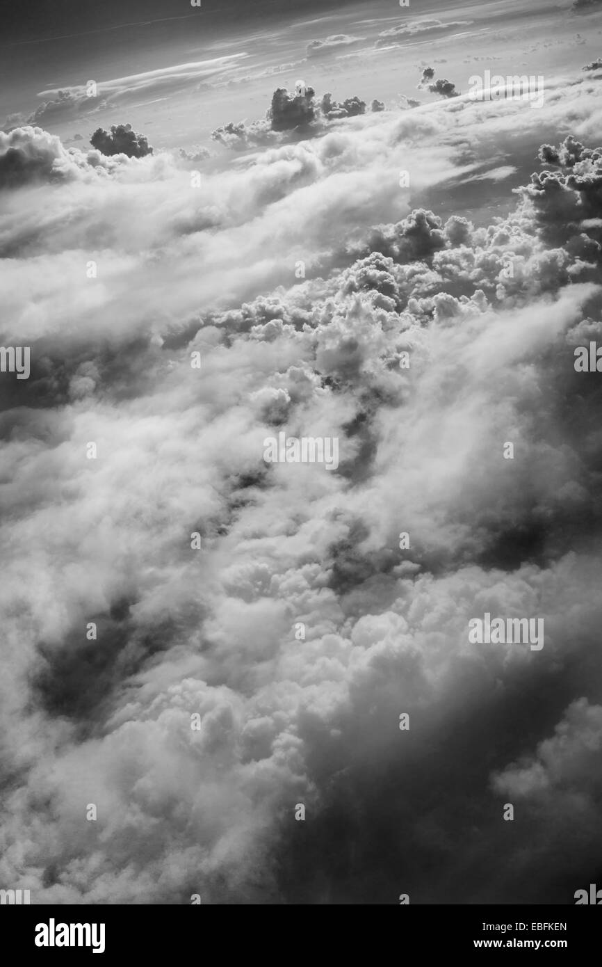 Les nuages de haute altitude, les cumulus, en noir et blanc, photographie spectaculaire. Banque D'Images