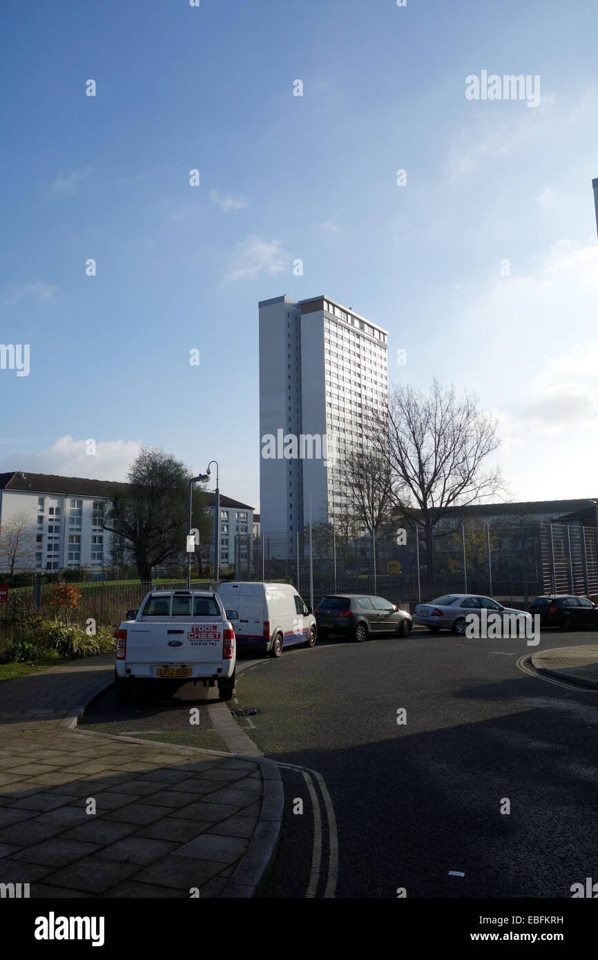 Certains des towerblocks autour de North Norland park Londres W11 avec son choix d'architecture abordable intéressant Banque D'Images