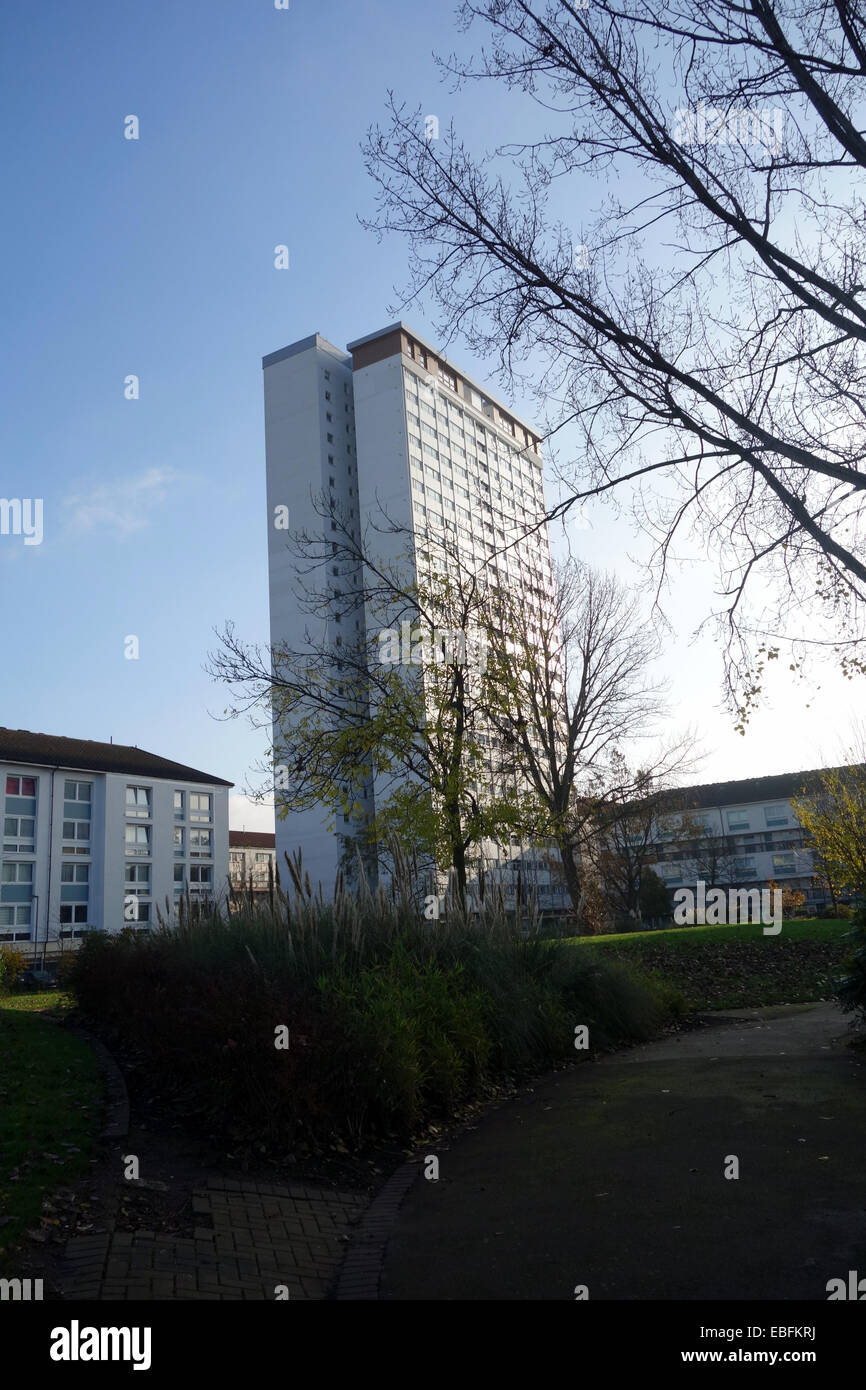Certains des towerblocks autour de North Norland park Londres W11 avec son choix d'architecture abordable intéressant Banque D'Images