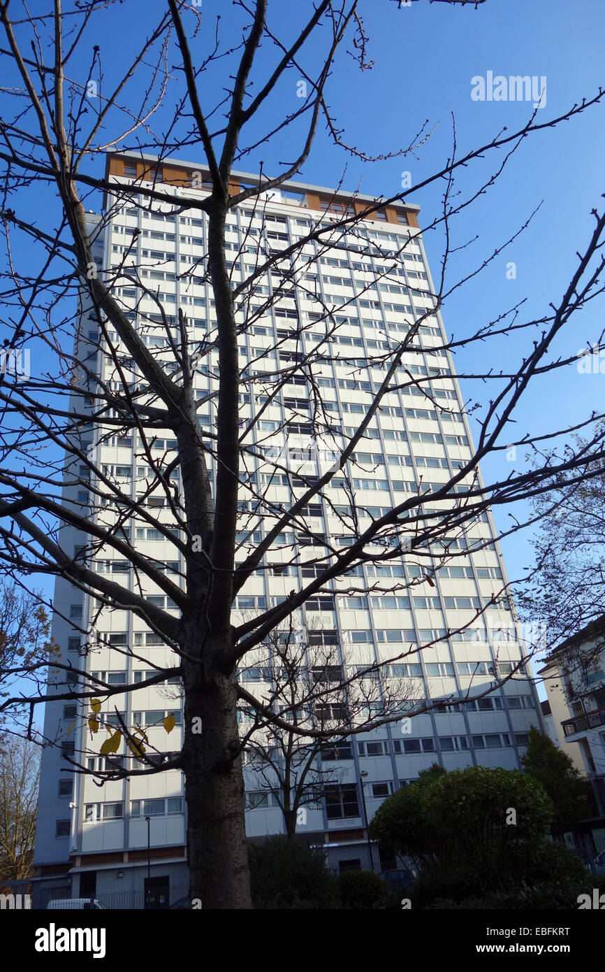 L'un des towerblocks autour de North Norland park Londres W11 avec son choix d'architecture abordable intéressant Banque D'Images