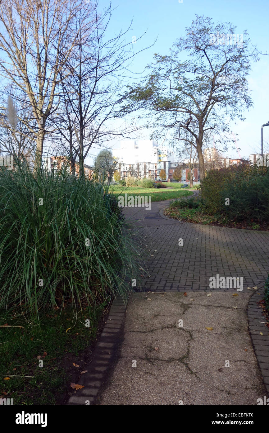 Norland park nord Londres W11 avec sa grande variété de logements abordables avec l'architecture qui se profile à l'arrière-plan Westfield Banque D'Images