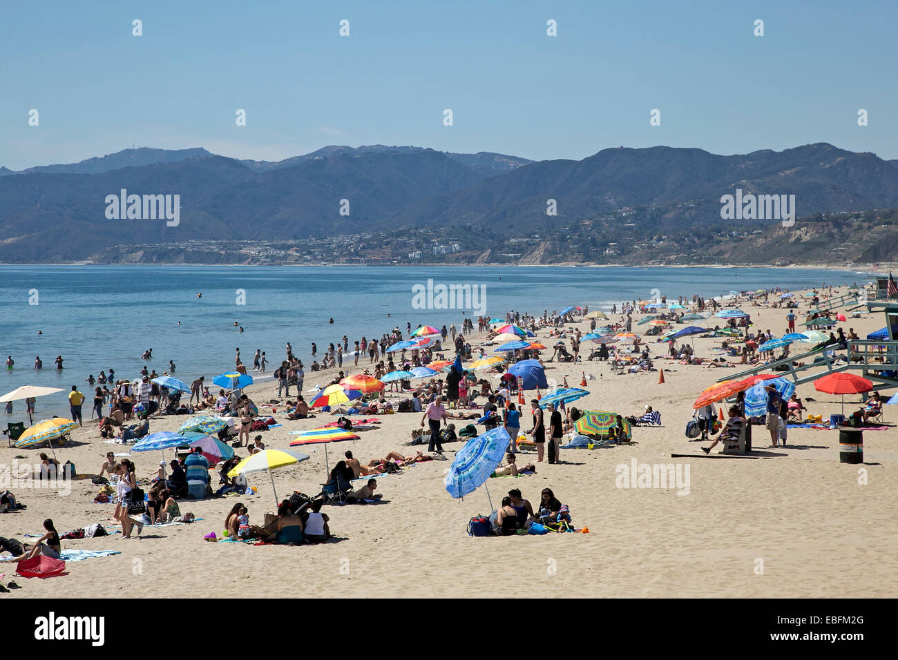 Les gens sur la plage de Santa Monica, Santa Monica, Californie, USA Banque D'Images