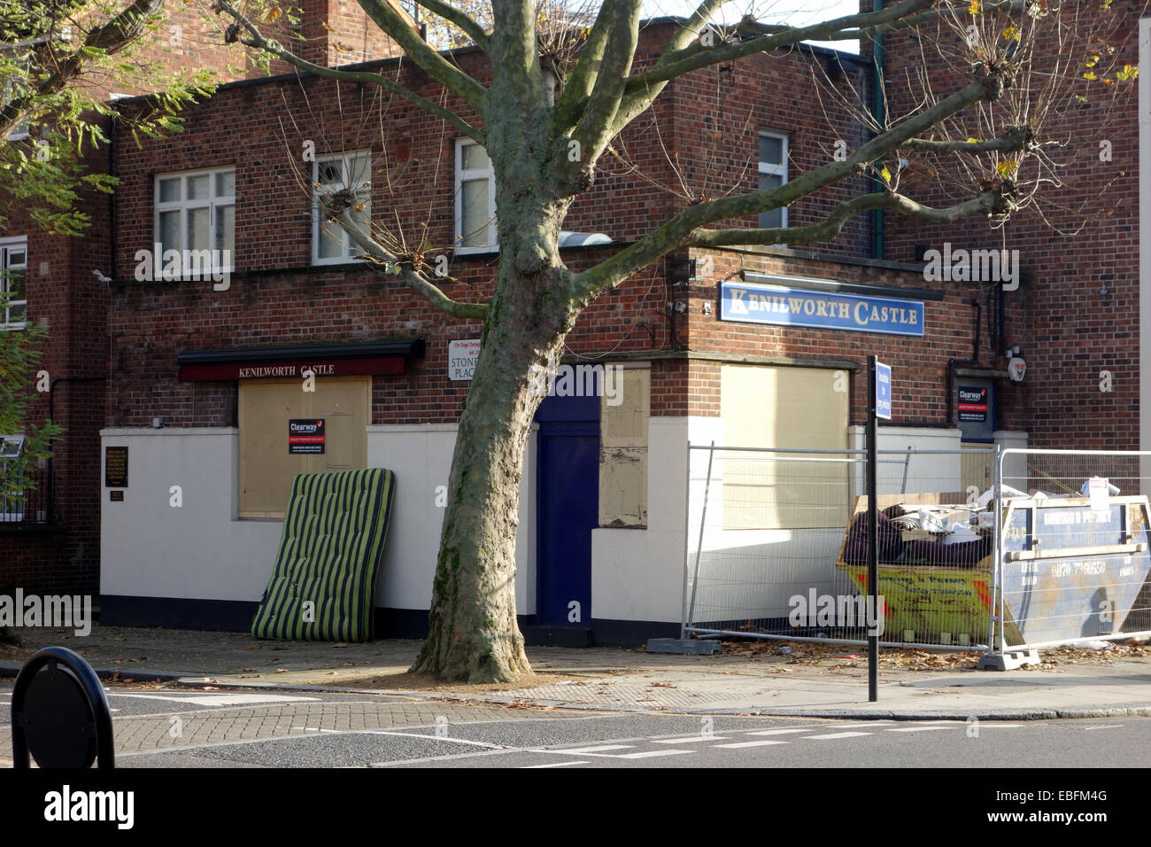 Un autre pub sur St Anne Rd W11 ; alors que d'autres sites dignes d'attirer des hordes de gens, pubs locaux sont fermés Banque D'Images