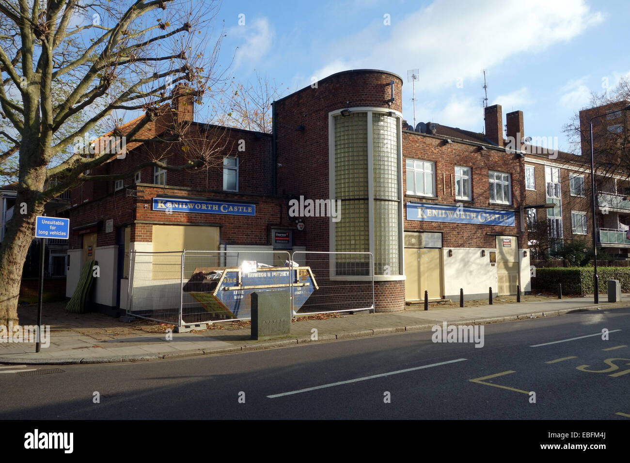 Un autre pub sur St Anne's Road London W11 ; alors que d'autres attractions comme le centre commercial de Westfield attire des hordes de peopl Banque D'Images