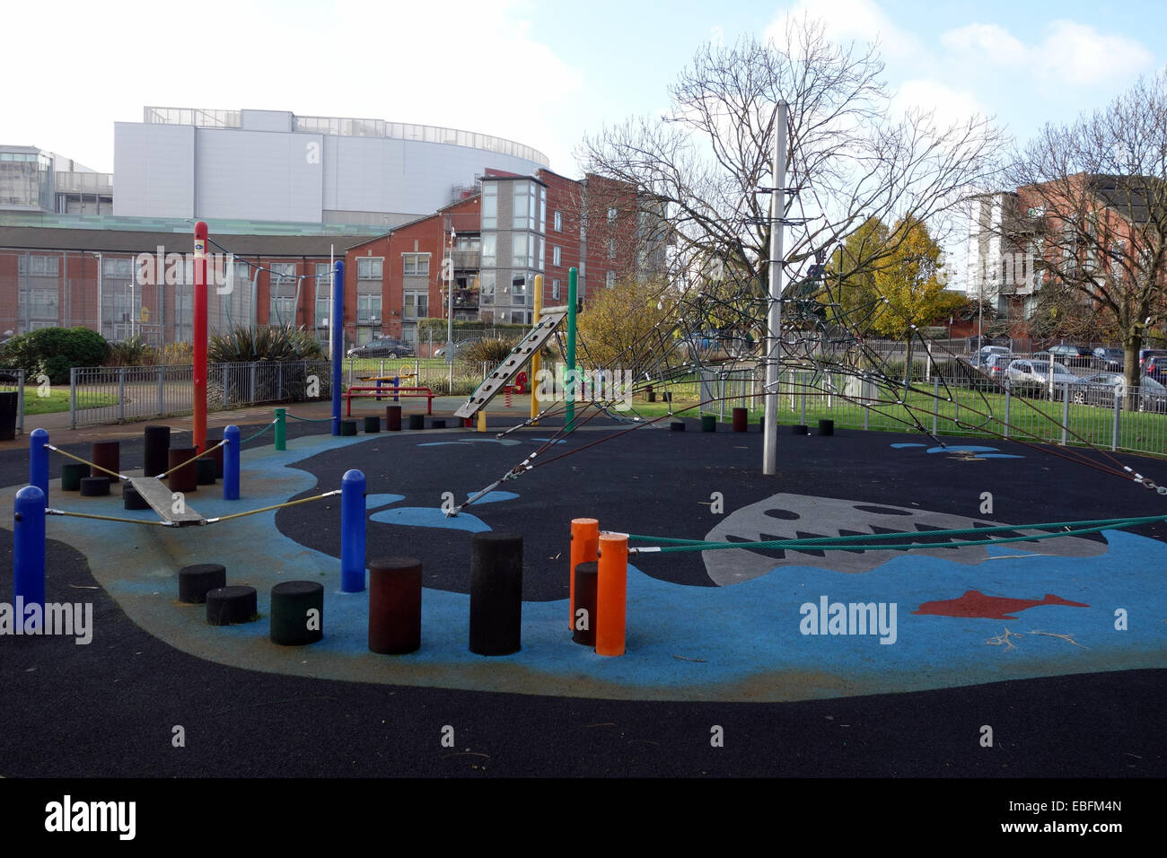 Norland Park Nord se compose d'une aire de jeux et un espace vert sculptée habilement. Elle est délimitée par des blocs de la tour Banque D'Images
