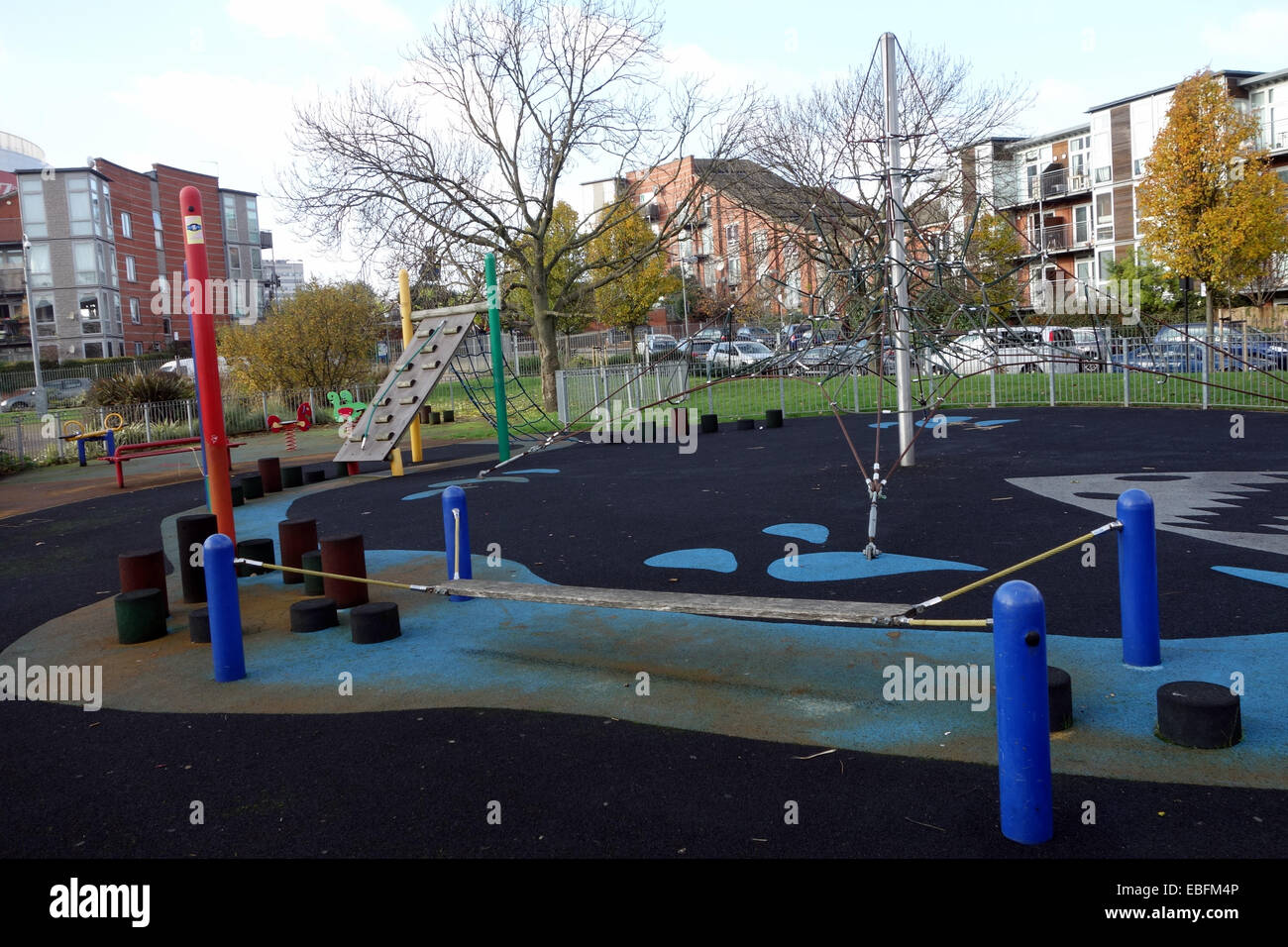 Norland Park Nord se compose d'une aire de jeux et un espace vert sculptée habilement. Elle est délimitée par des blocs de la tour Banque D'Images
