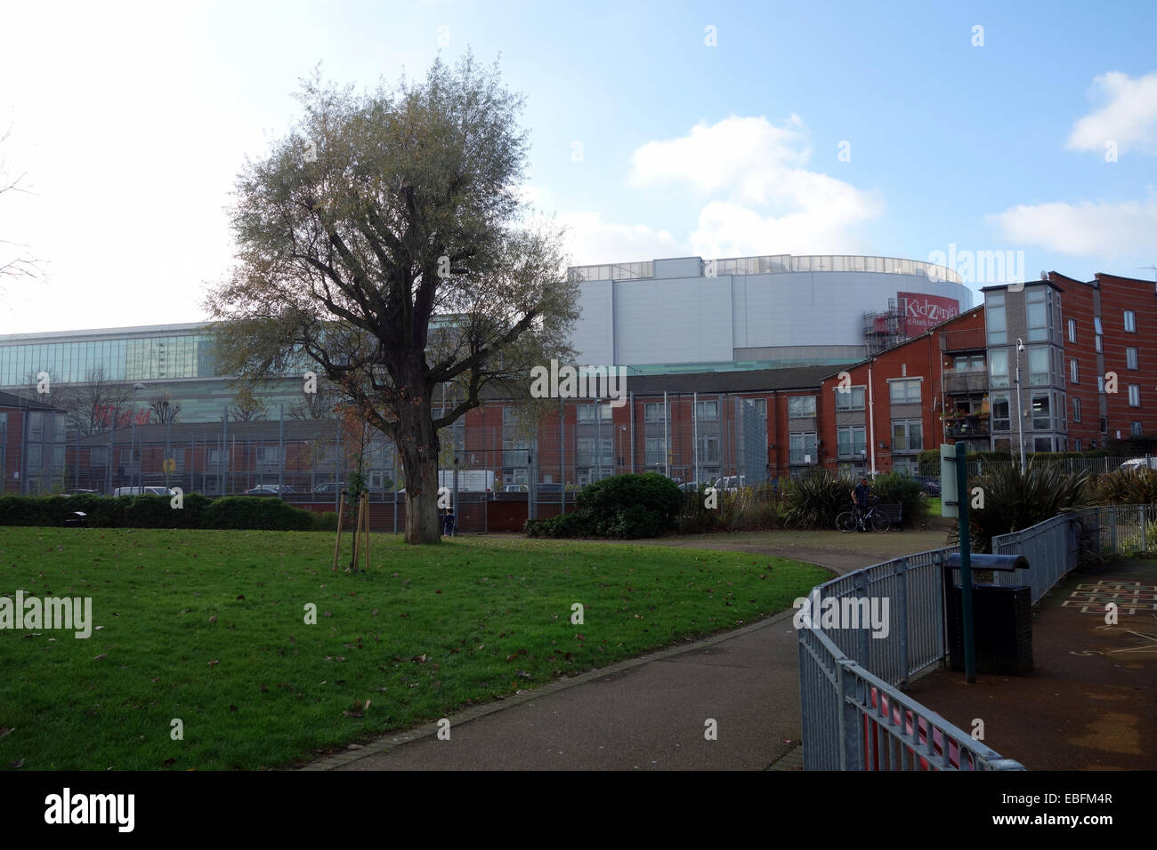 Norland park nord Londres W11 avec sa grande variété de logements abordables avec l'architecture qui se profile à l'arrière-plan Westfield Banque D'Images