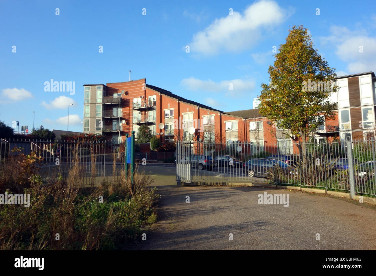 Norland park nord Londres W11 avec sa grande variété de logements abordables avec l'architecture qui se profile à l'arrière-plan Westfield Banque D'Images