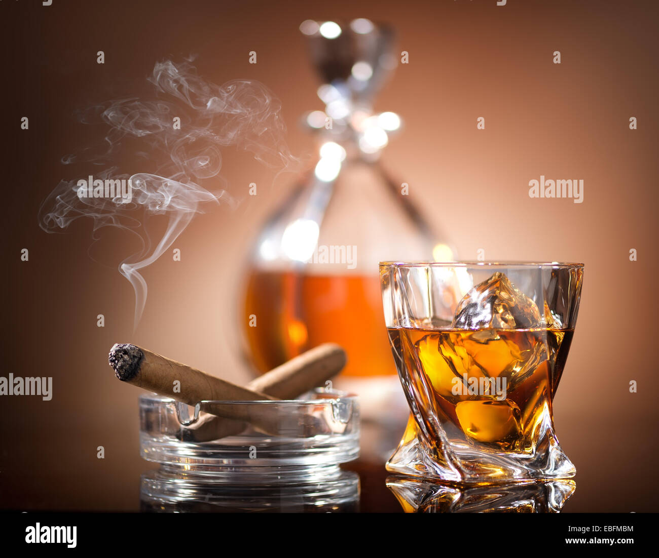 Verre de whisky et un cigare dans le style vintage Banque D'Images