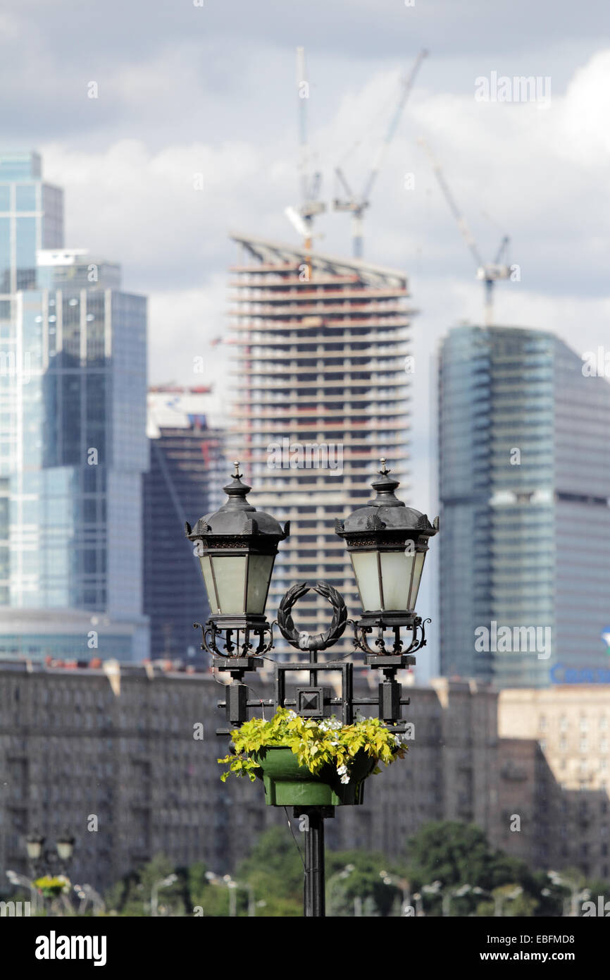 Rue Rue lampadaire lampadaire sur l'arrière-plan d'un complexe de bâtiments 'City', Moscou, Russie. Banque D'Images