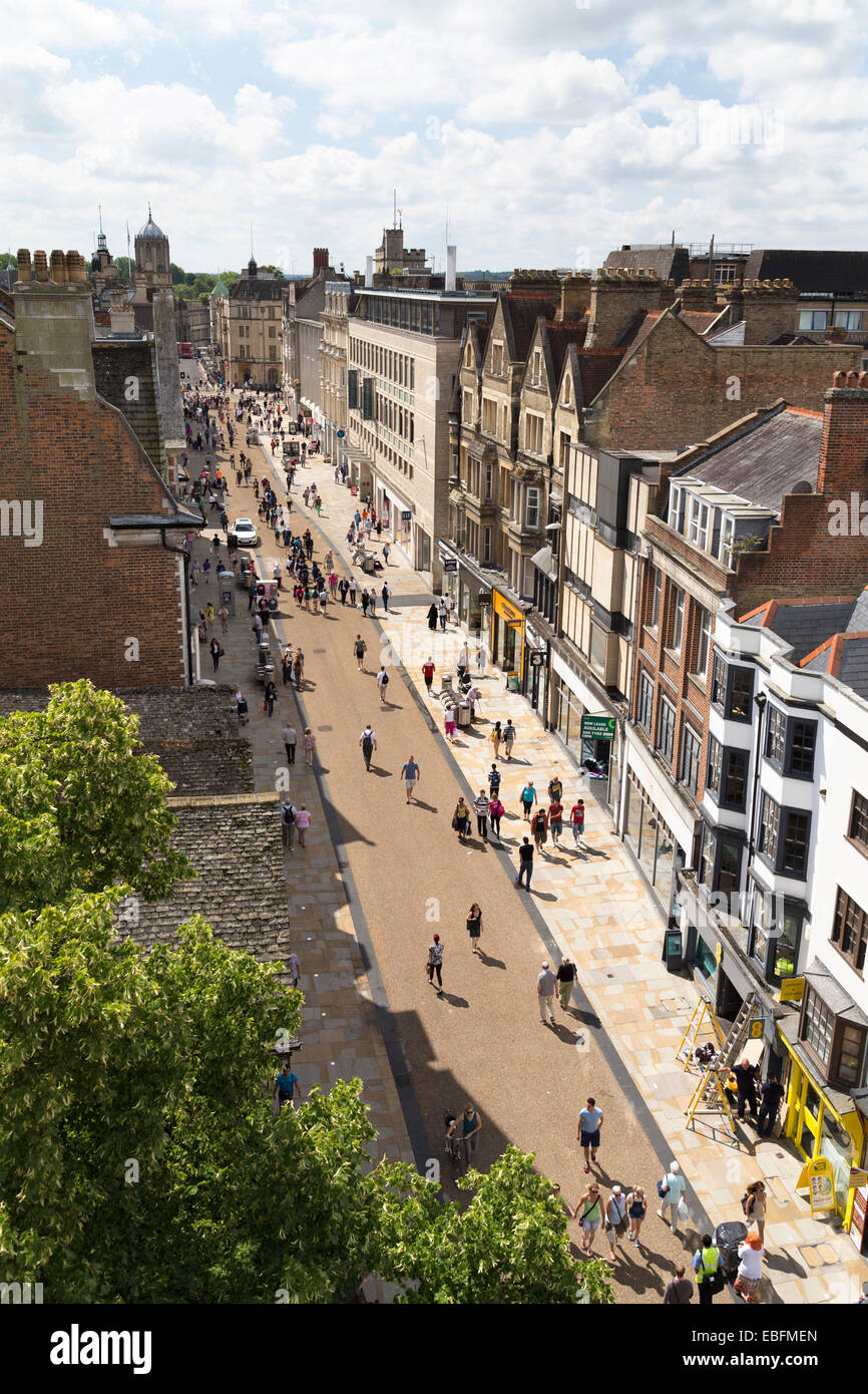 UK, Oxford, vue vers le bas le Cornmarket Street du view point en haut de l'église 'St Michael à l'entrée Nord'. Banque D'Images