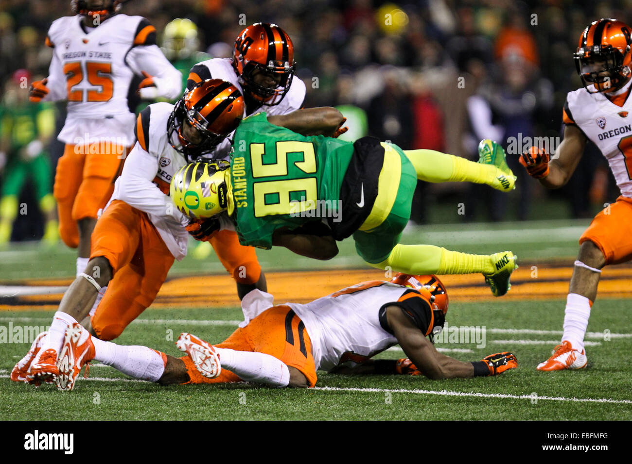 Le 29 novembre 2014 - DWAYNE STANDFORD (85) est abordé. L'Université de l'Oregon joue à l'état de l'Oregon de Reser Stadium le 29 novembre 2014. © David Blair/ZUMA/Alamy Fil Live News Banque D'Images