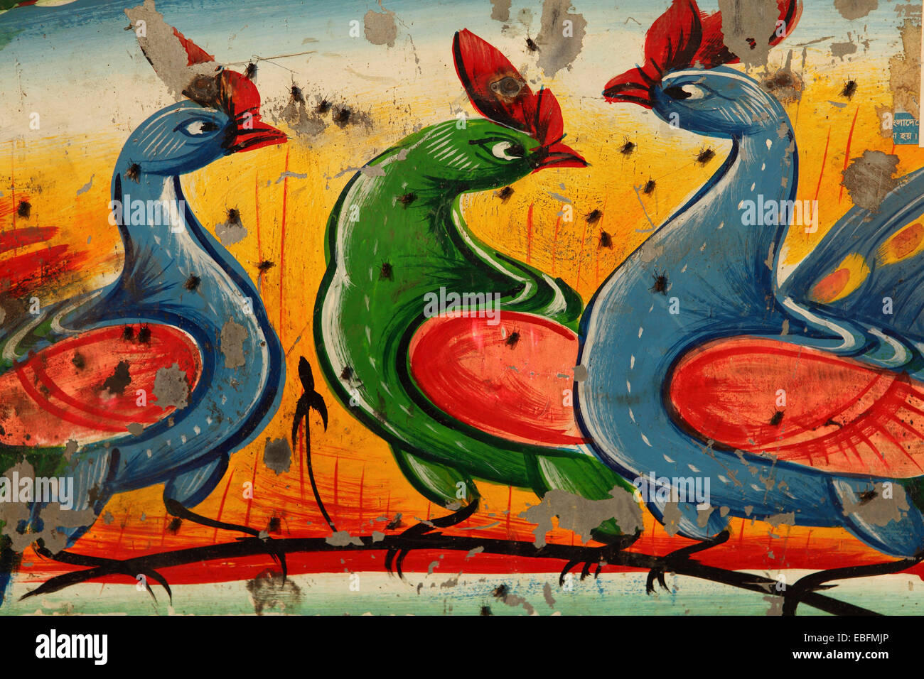 Oiseaux colorés peints sur un pousse-pousse à Dhaka, au Bangladesh. La ville compte environ 400 000 pousse-pousse et beaucoup d'entre eux sont des douleurs à la main Banque D'Images