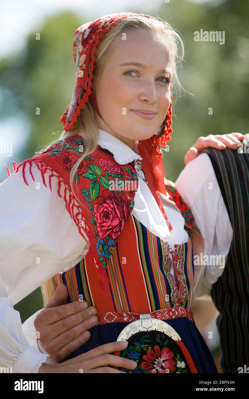 Portrait de femme en costume traditionnel, Festival du solstice d'été, le Skansen, Stockholm, Suède Pas de MR Banque D'Images