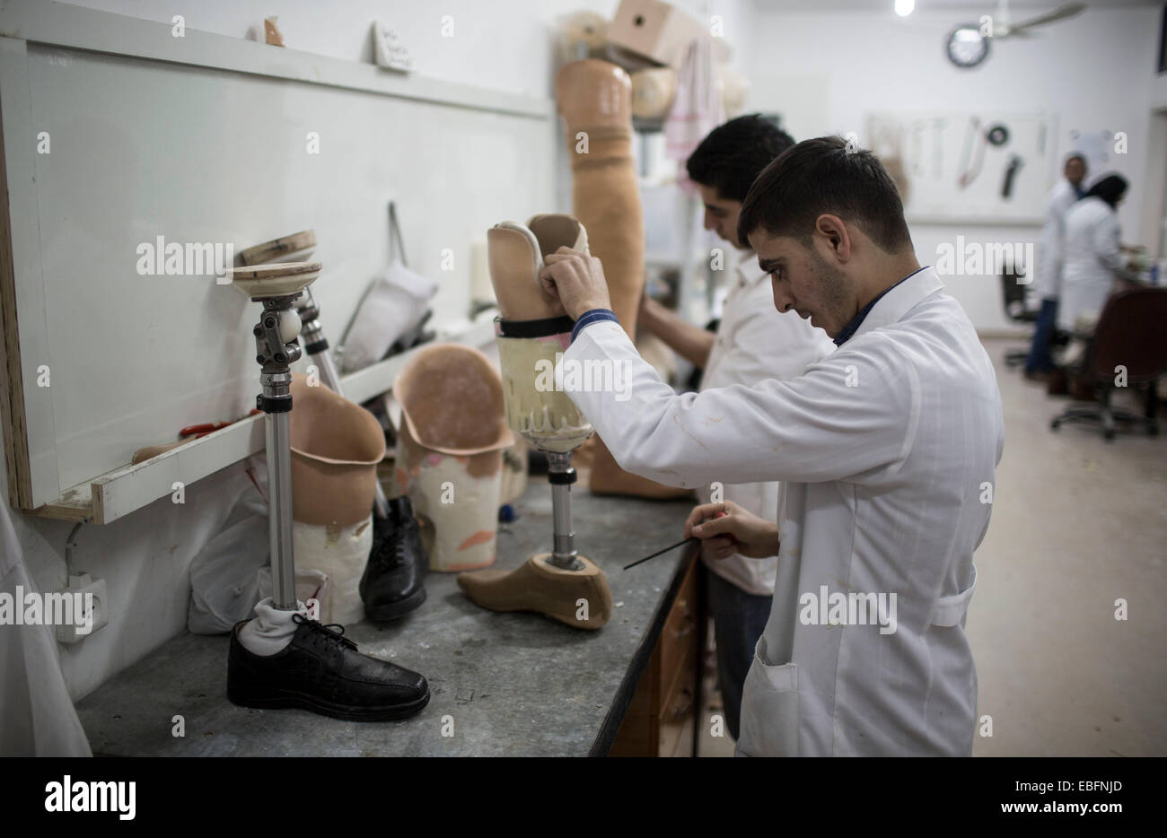 La bande de Gaza. 30Th Nov, 2014. Un membre du personnel palestinien prépare une prothèse de jambe à Gaza des membres artificiels et Polio Centre (ALPC) dans la ville de Gaza le 30 novembre 2014. L'ALPC a été créé en 1974 et fonctionne avec l'appui technique de la Croix-Rouge internationale. C'est le seul centre du genre dans la bande de Gaza, qui fournit gratuitement des services de prothèses et d'orthèses. © Wissam Nassar/Xinhua/Alamy Live News Banque D'Images