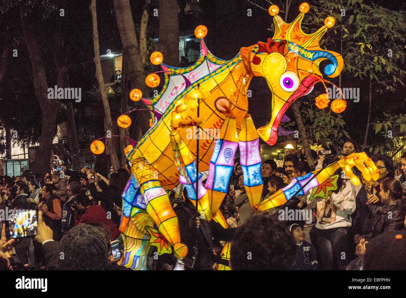 La ville de Mexico, Mexique, 29 Novembre 2014 : la huitième Alebrijes parade organisée par le Musée d'Art Populaire est une fête de couleurs et de fantaisie, admiré par des millions de téléspectateurs qui ont apprécié depuis sa première édition en 2007. Pour la première fois, une nuit à pied avec 10 tours d'alebrijes lumineux Luis Cabrera Square à Rio de Janeiro Square, à travers les quartiers roms & Orizaba Crédit : Dorothy Alexander/Alamy Live News Banque D'Images