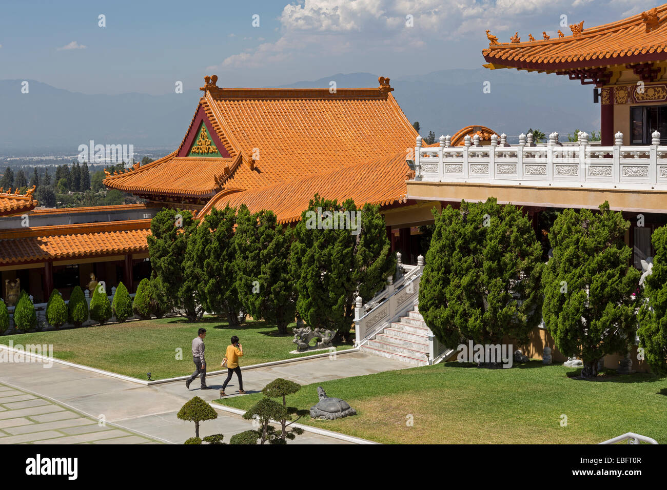 Les touristes visitant Hsi Lai Temple, ville de Hacienda Heights, Los Angeles County, Californie Banque D'Images