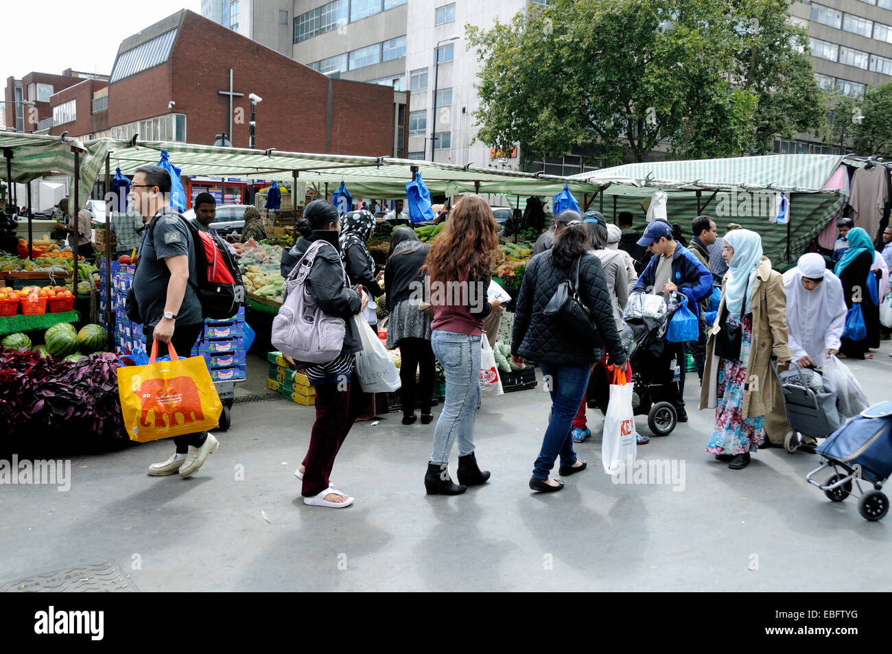 Les gens de la rue du marché des déchets routiers Whitechapel London Borough de Tower Hamlets, Angleterre Royaume-uni Grande-Bretagne Banque D'Images