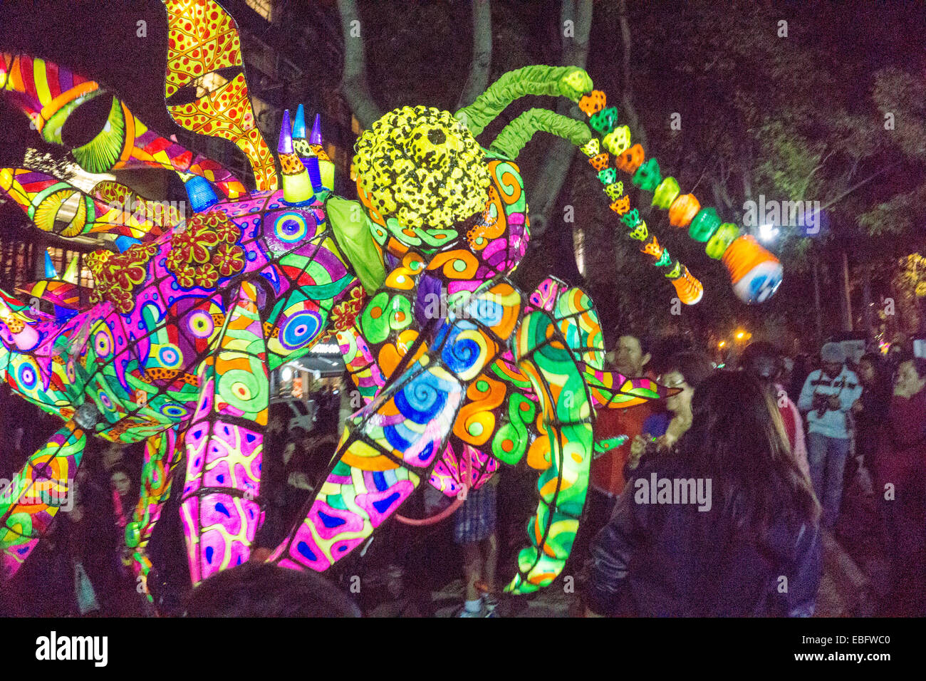 La ville de Mexico, Mexique, 29 novembre, 2014 : défilé de monstres de Musée Thyssen-Bornemisza Alebrijes, créatures fantastiques, arriver à Luis Cabrera Square pour juger après défilant à travers les rues de nuit de l'Orizaba & Roma neigborhoods Crédit : Dorothy Alexander/Alamy Live News Banque D'Images
