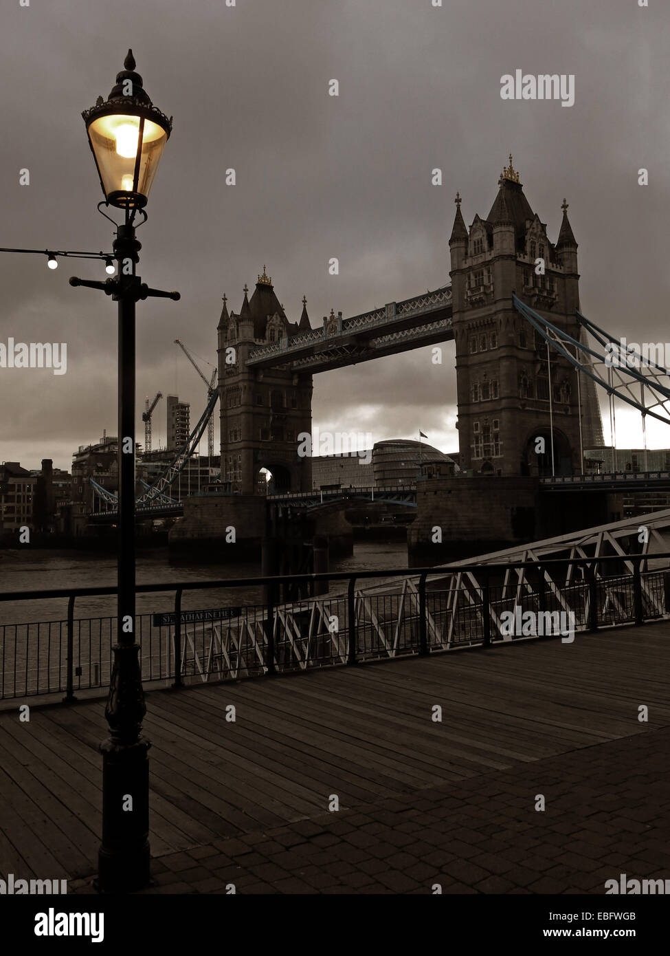 Tower Bridge, Tamise, Londres, à Dusk, Angleterre, ROYAUME-UNI Banque D'Images