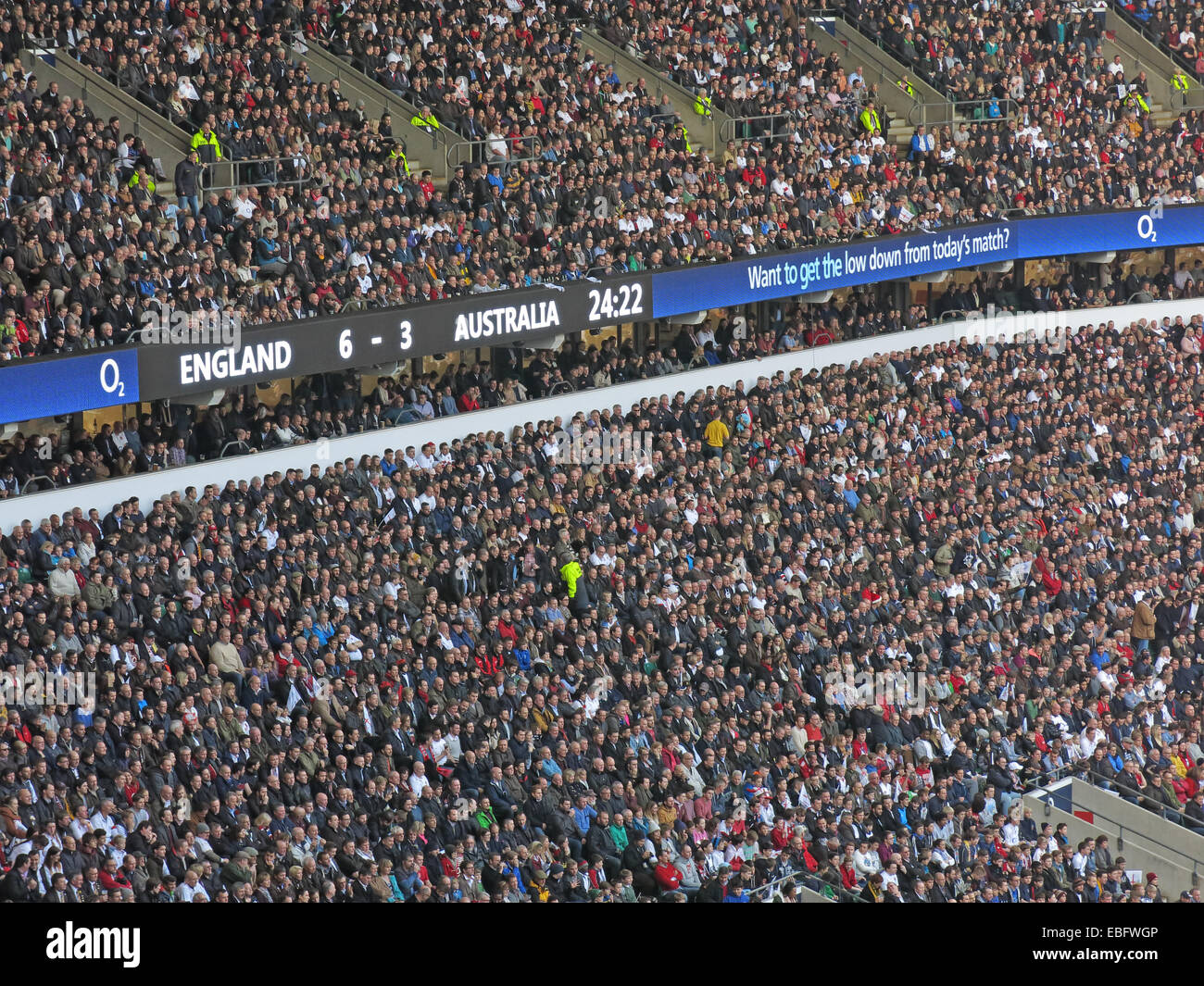 Les foules à se tenir le rugby anglais à Twickenham, London, England, UK Banque D'Images