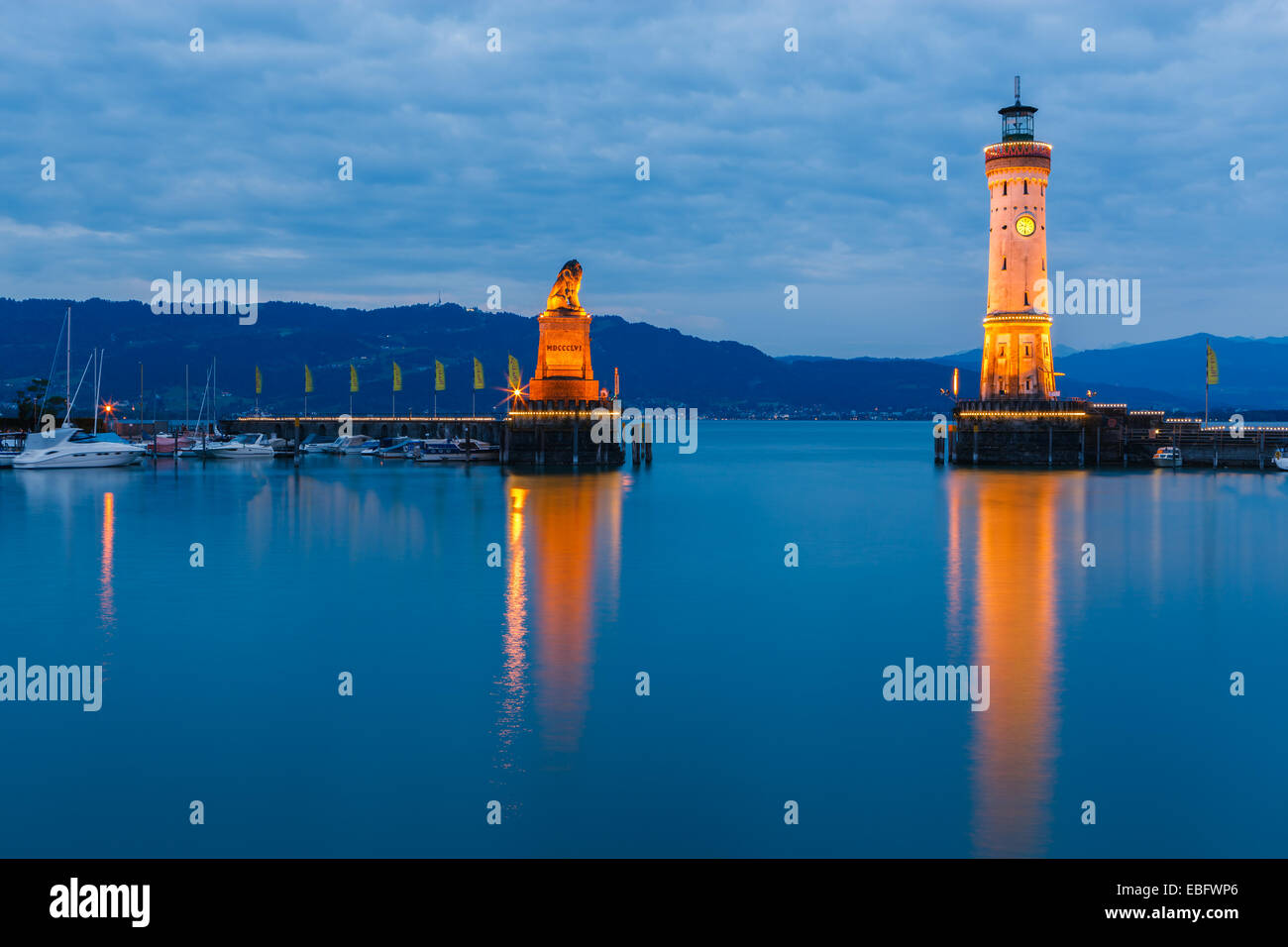 Avis D Entree Du Port Et Le Phare Dans La Nuit Dans Le Lac De Constance A Lindau En Baviere Allemagne Photo Stock Alamy