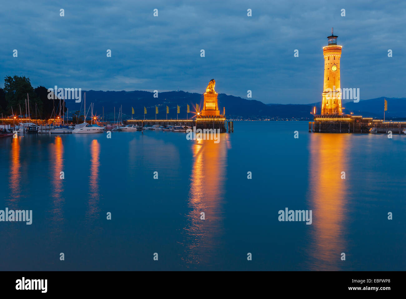 Avis D Entree Du Port Et Le Phare Dans La Nuit Dans Le Lac De Constance A Lindau En Baviere Allemagne Photo Stock Alamy