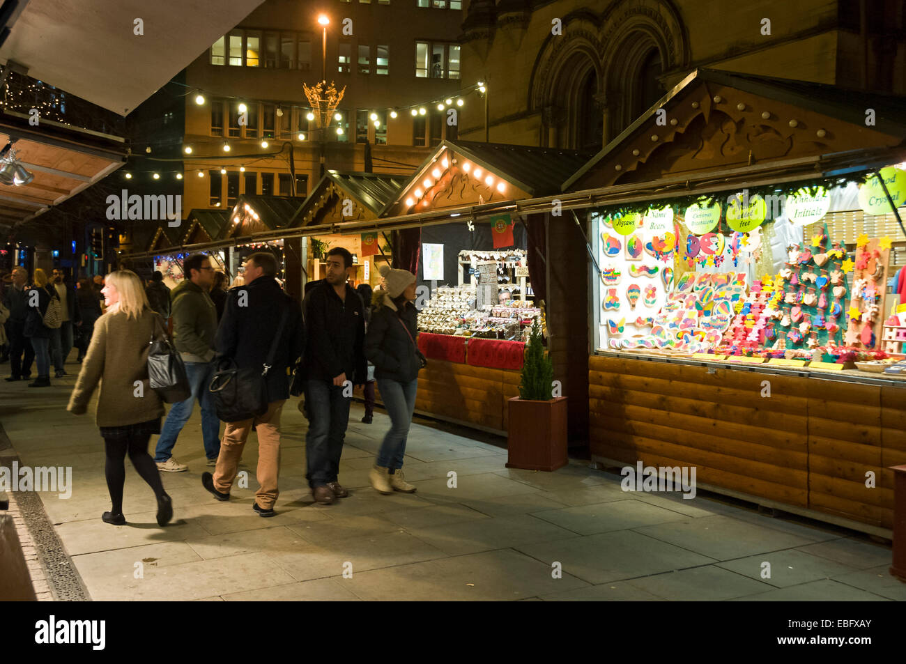 Les étals du marché de Noël à Albert Square, Manchester, Angleterre, RU Banque D'Images