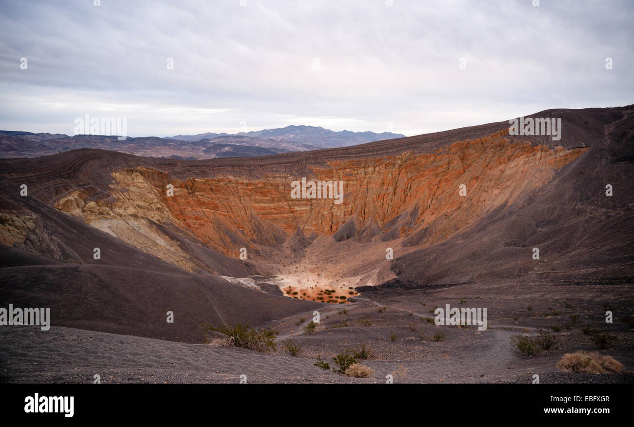 Paysage volcanique de cratère Ubehebe Grapevine Mountains Death Valley Banque D'Images