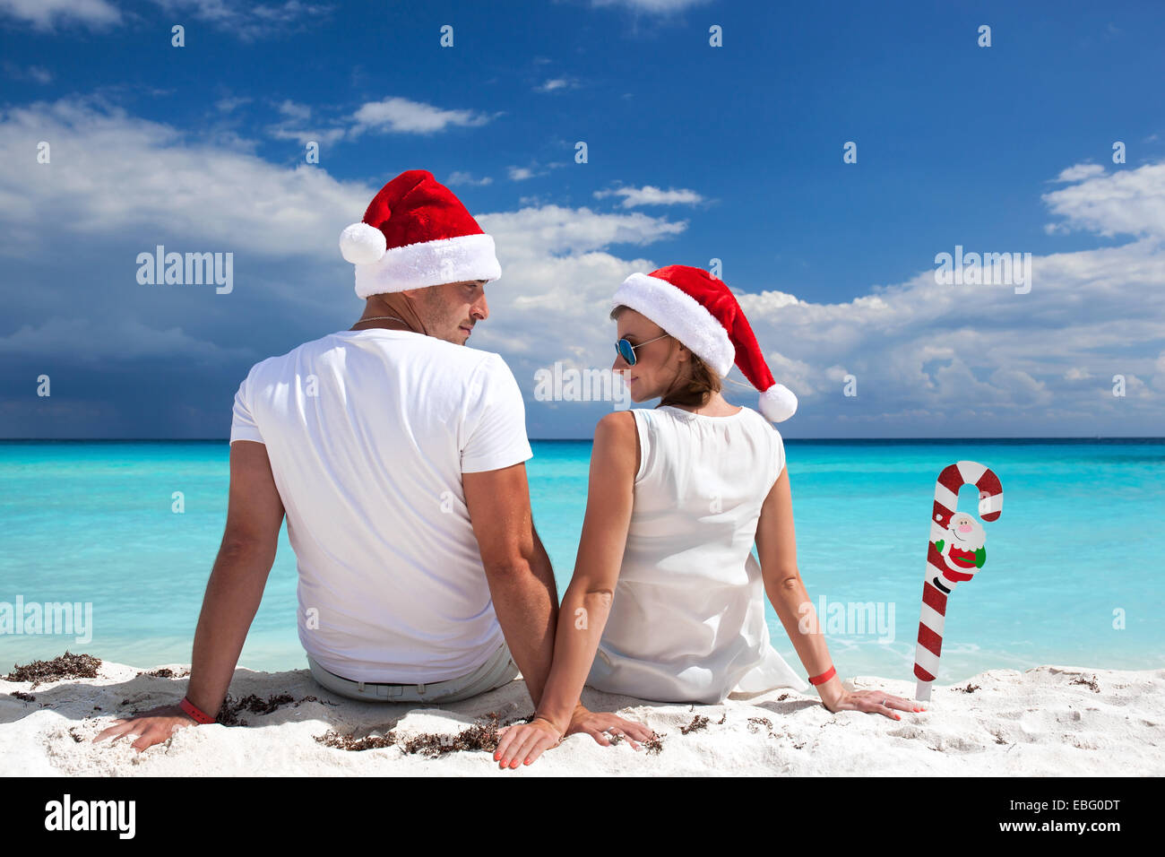 Heureux couple celebrating Christmas on beach Banque D'Images