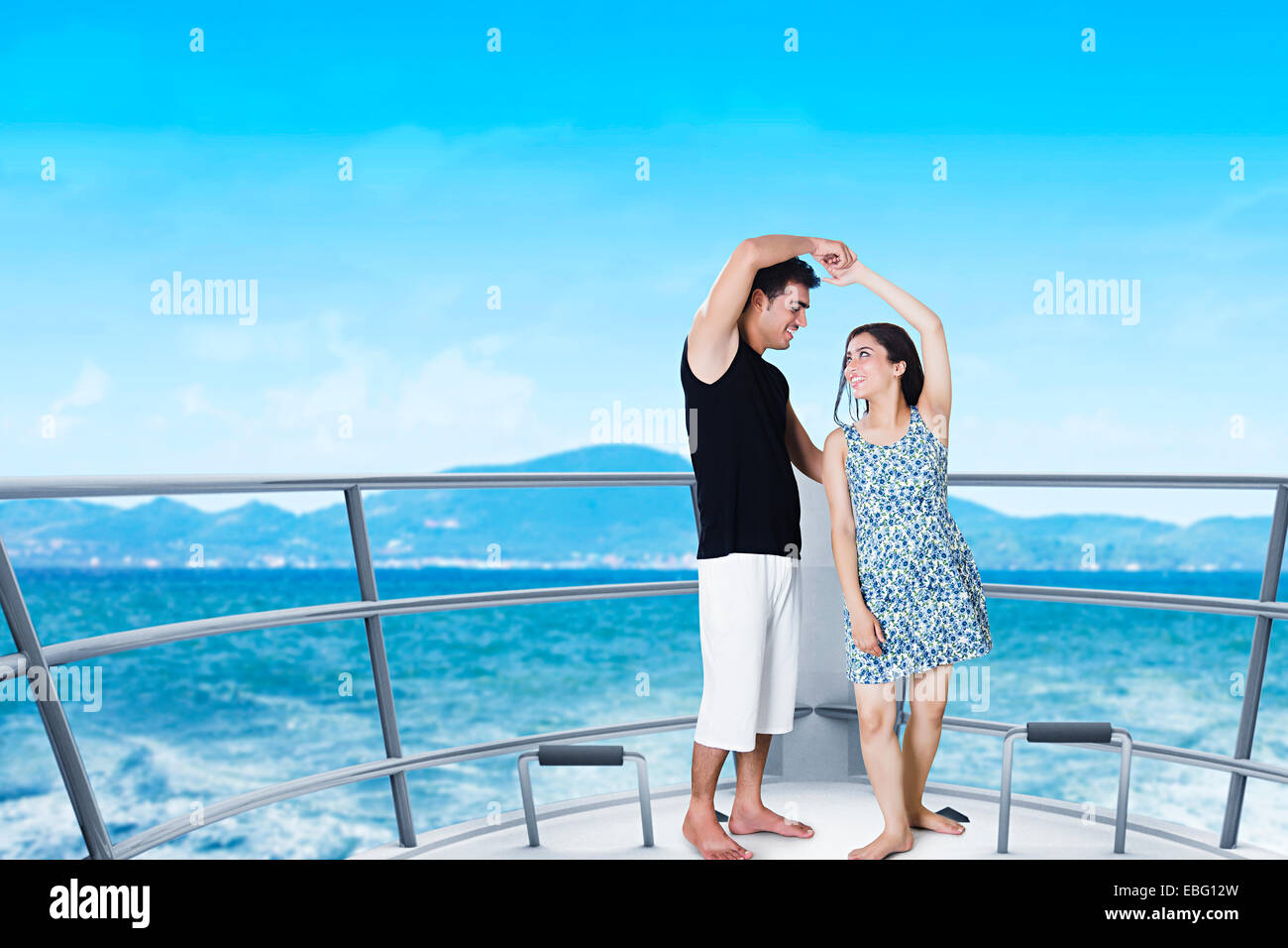 Couple indien mer plage romantiques Banque D'Images