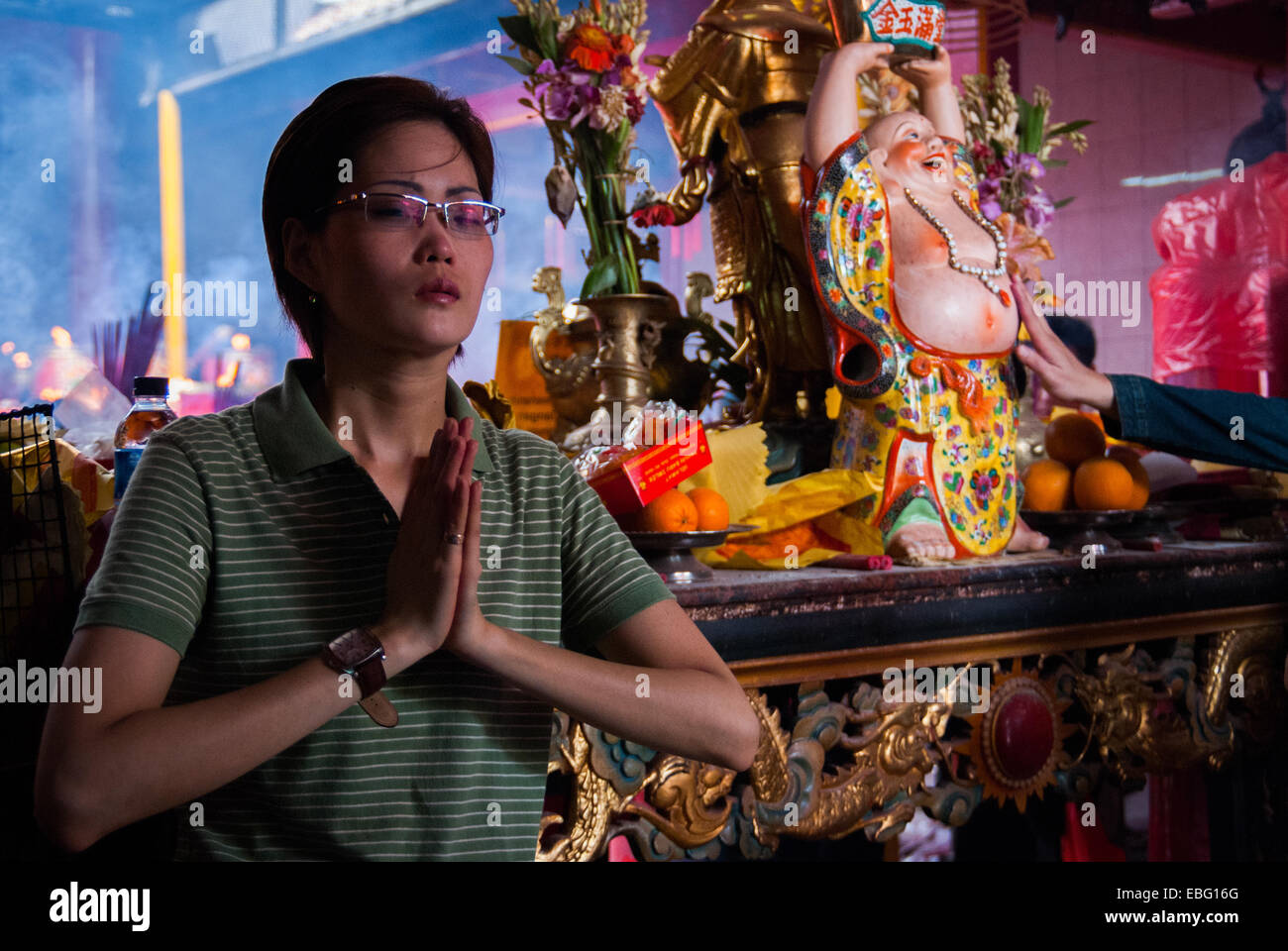 Une femme priant le nouvel an chinois au temple de Jin de Yuan, Jakarta. Banque D'Images