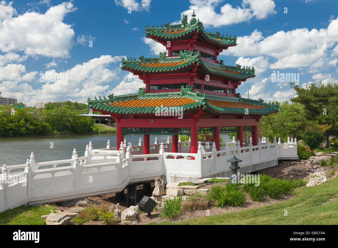 Pavillon chinois sur le Riverwalk. Des Moines, Iowa Banque D'Images