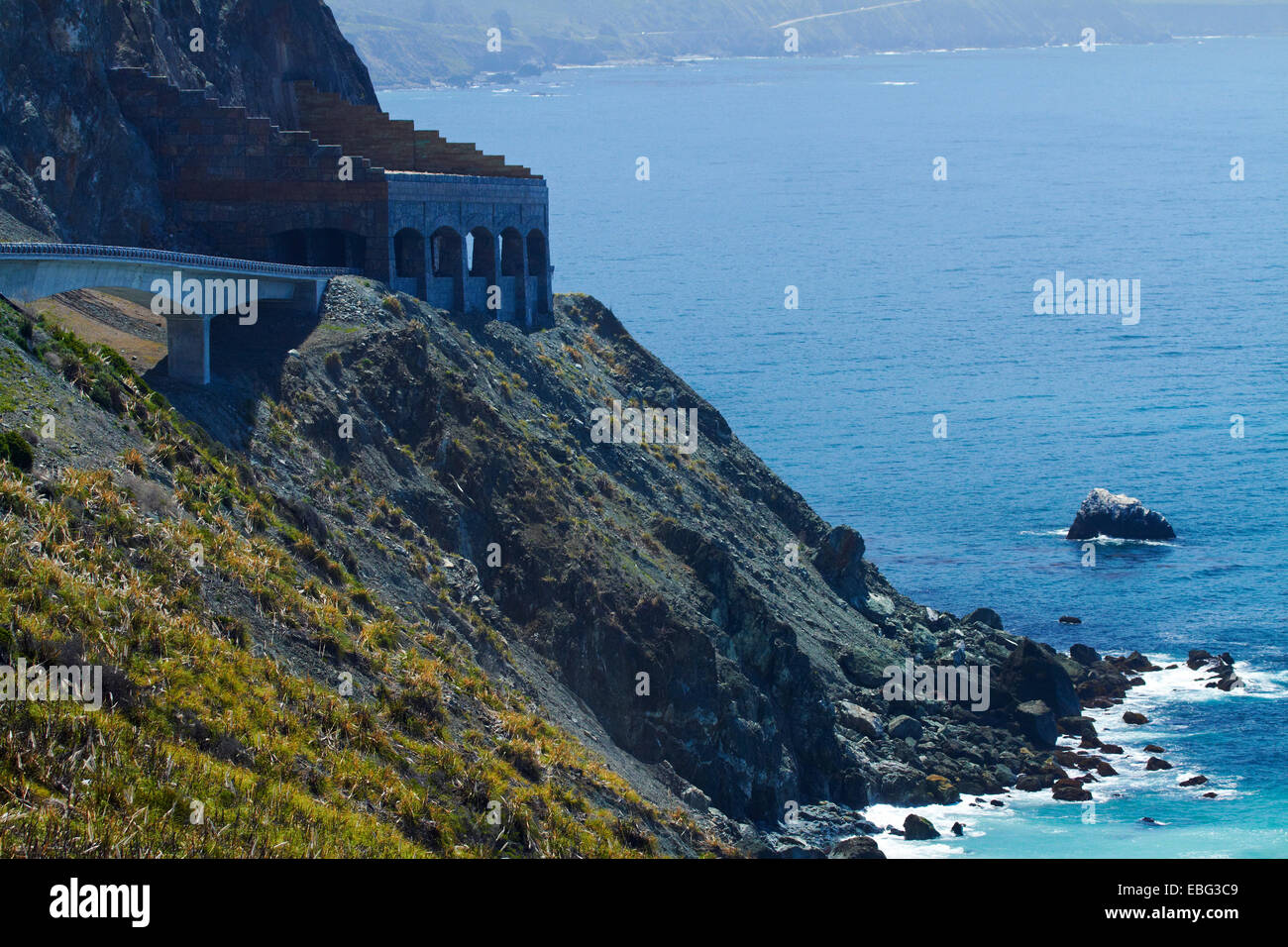 Pont et Rock Hangar à Pitkins courbe et les roches de la pluie, la Pacific Coast Highway, Big Sur, Central Coast, Californie, USA Banque D'Images