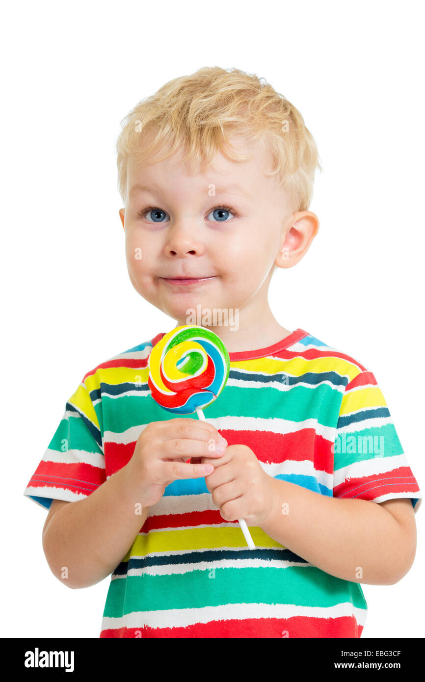 Kid boy eating lollipop isolated Banque D'Images