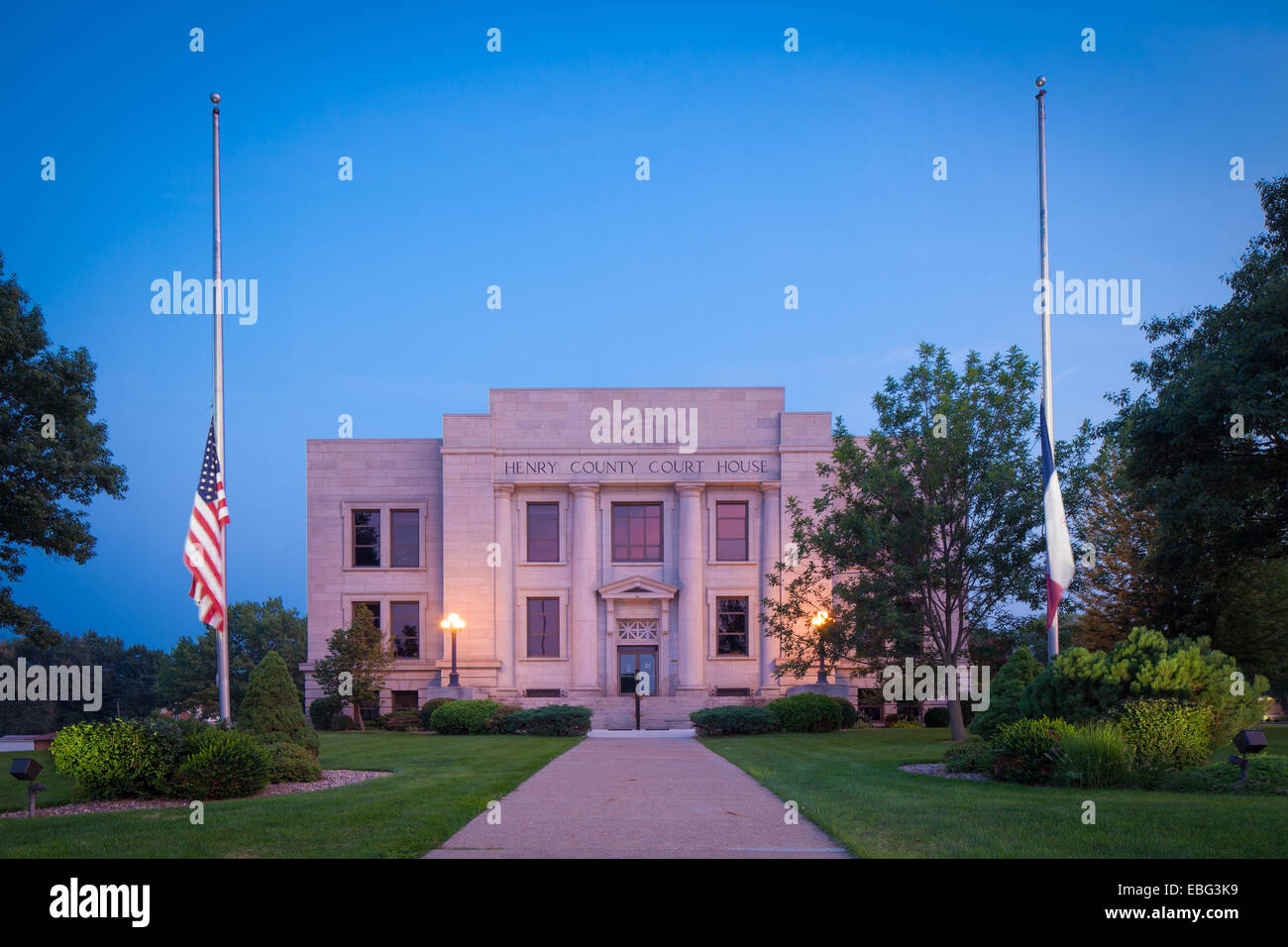 Palais de justice du comté de Henry avec les drapeaux en berne. Mount Pleasant, Iowa. Banque D'Images