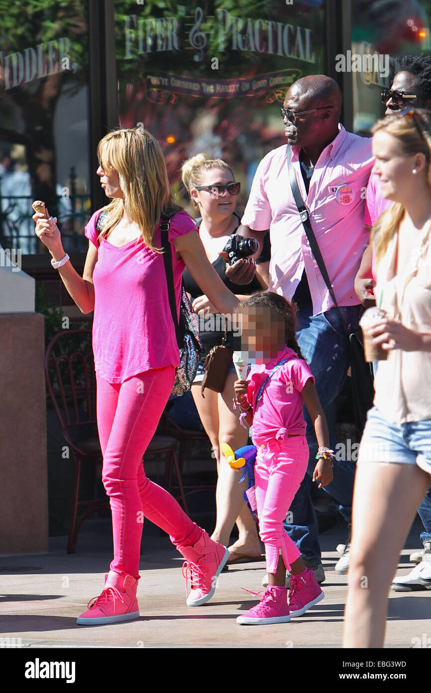 Heidi Klum et Seal passent la journée à Disneyland avec leurs enfants comprend : Heidi Klum, Seal,Lou Samuel Où : Anaheim, California, United States Quand : 28 mai 2014 Banque D'Images