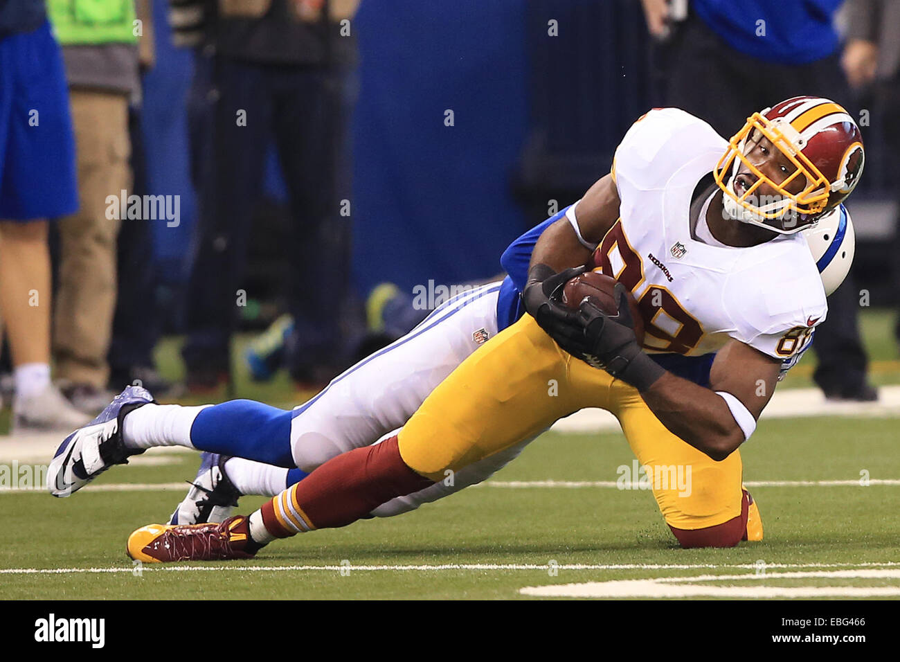 Indianapolis, IN, USA. 30Th Nov, 2014. Redskins de Washington le receveur Pierre Garcon (88) attrape un que tandis qu'il est plaqué par Indianapolis Colts Greg évoluait Toler (28) au cours de la première moitié de la NFL match entre les Redskins de Washington et les Indianapolis Colts au Lucas Oil Stadium à Indianapolis, Indiana. Les Colts défait les Redskins 49-27. Credit : 2014 Billy Hurst/CSM/Alamy Live News Banque D'Images